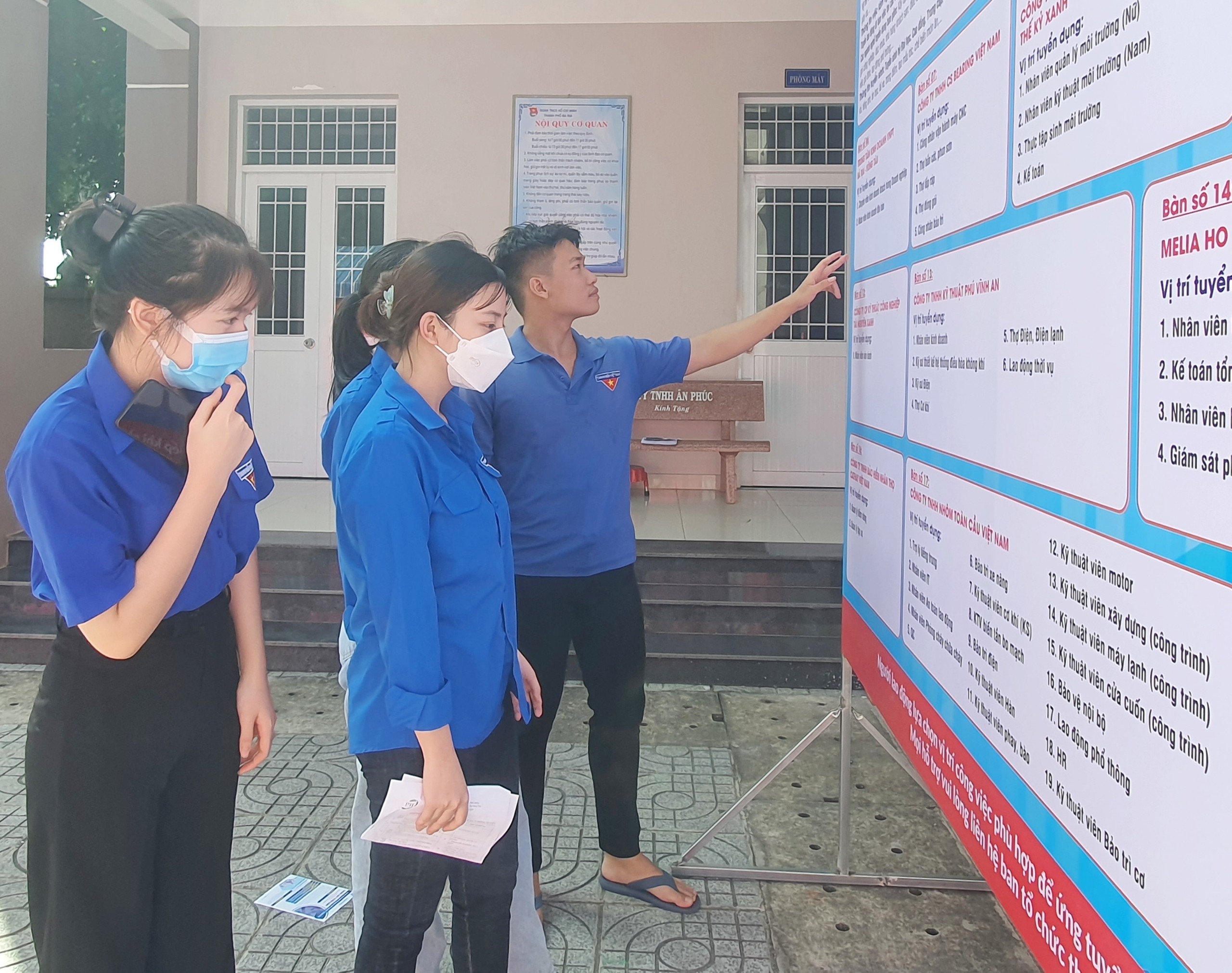 Đoàn viên thanh niên tìm hiểu thông tin việc làm tại phiên giao dịch.