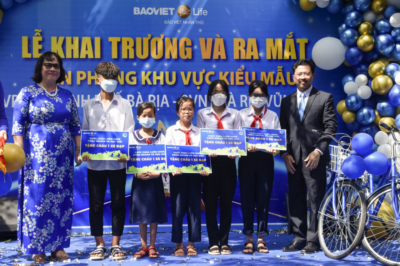 Đại diện lãnh đạo Sở LĐTB&XH và Công ty Bảo Việt Nhân Thọ trao tặng học bổng cho các em học sinh.