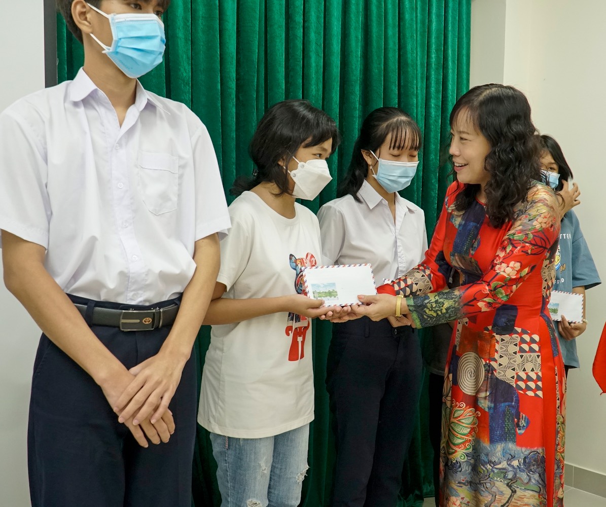 Bà Đỗ Nguyễn Hoàng Dung, Quyền Tổng biên tập Báo Bà Rịa - Vũng Tàu trao học bổng cho các em .