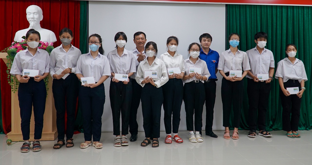 Ông Lê Văn Bình, Phó Giám đốc Đài PT và TH tỉnh BR-VT và ông Dương Việt Hùng, Bí thư đoàn Thanh niên - Công ty Cổ phần dịch vụ tổng hợp Dầu Khí Vũng Tàu trao học bổng cho các em học sinh-sinh viên.
