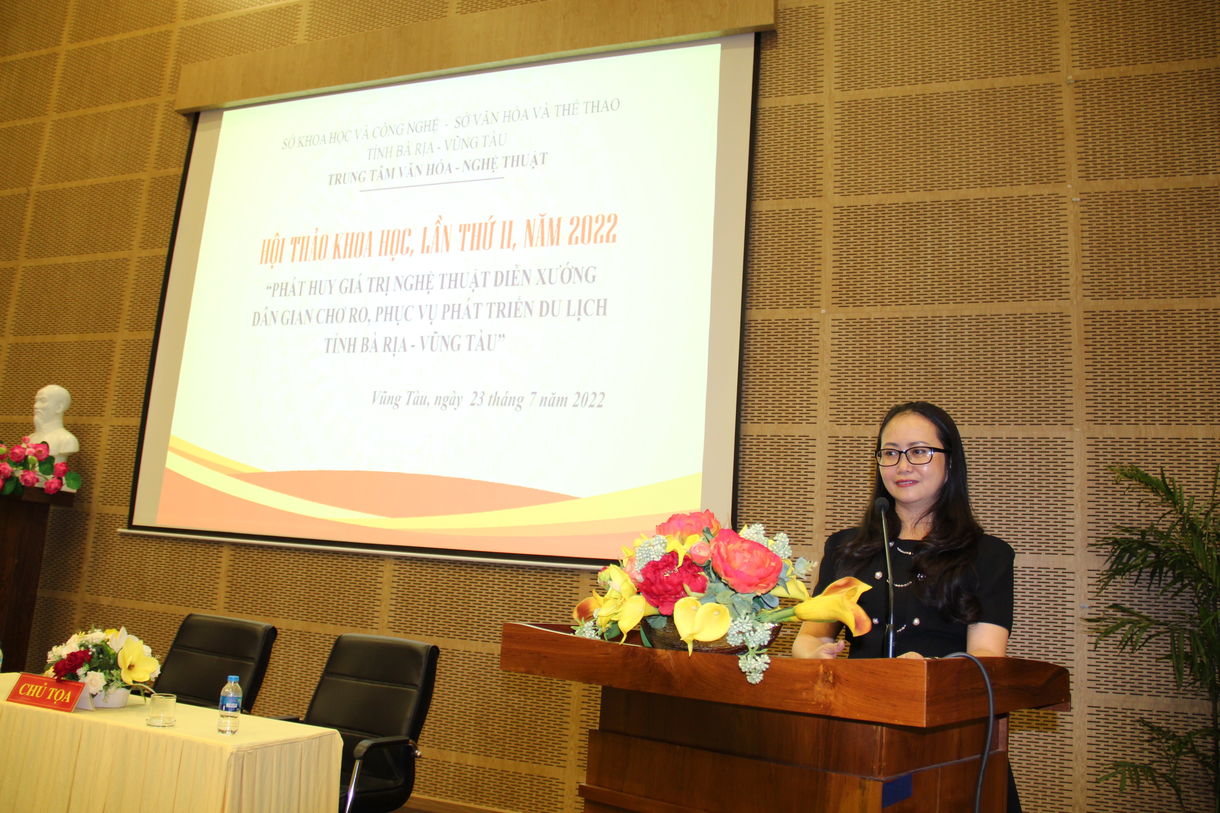 TS. Võ Thị Mỹ, Phân viện Văn hóa – nghệ thuật Quốc gia Việt Nam – TP. Hồ Chí Minh cho rằng nghệ thuật diễn xướng dân gian Chơ Ro là sản phẩm văn hóa đặc sắc để du khách trải nghiệm khám phá sự độc đáo của sự đa dạng văn hóa dân tộc.