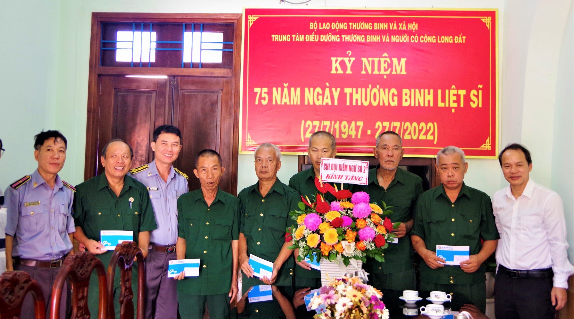Chi đội Kiểm ngư số 2 tặng quà cho các thương binh nặng tại Trung tâm Điều dưỡng Long Đất (TT.Long Hải).