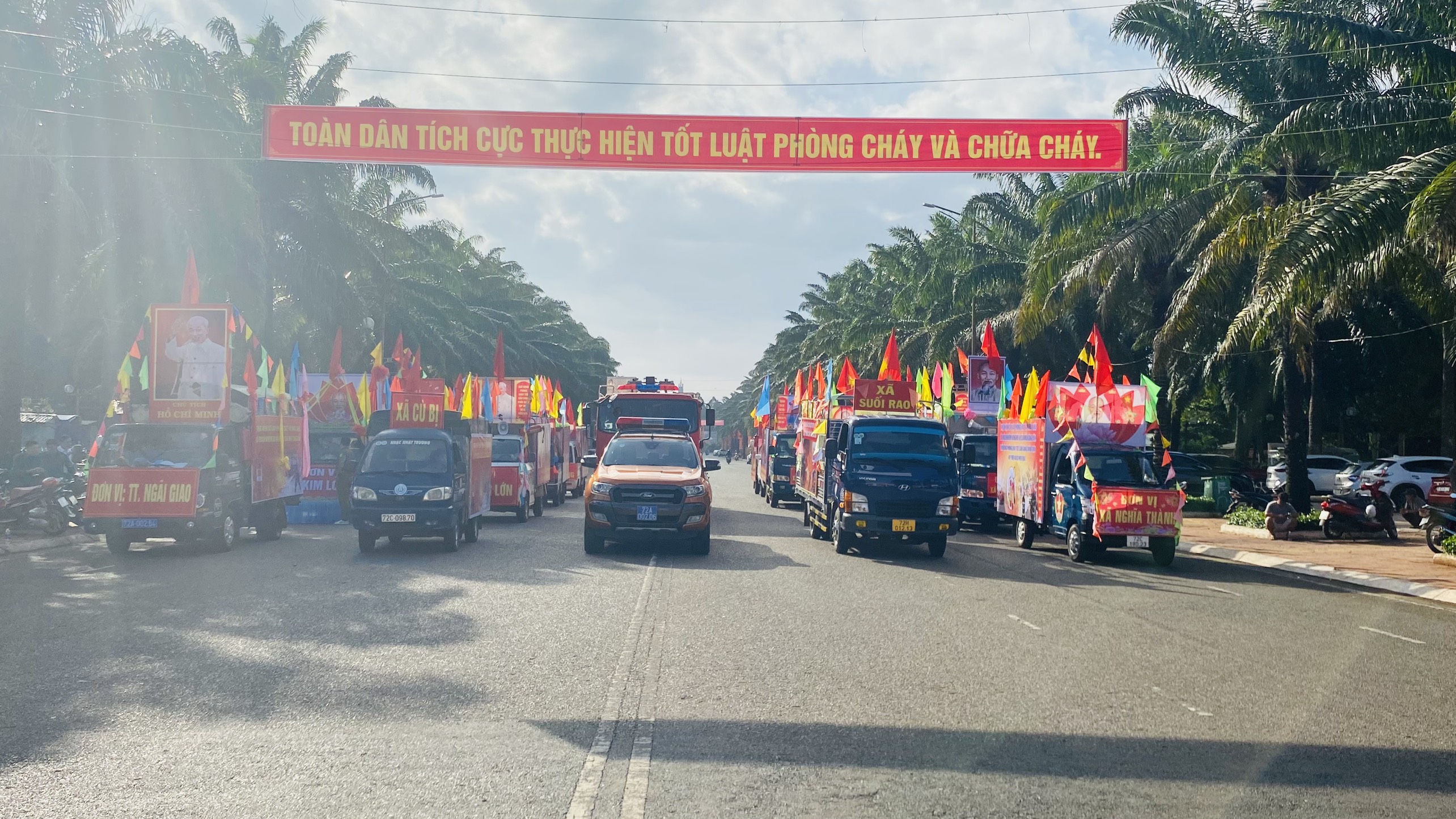 Đoàn xe lưu động tuyên truyền phòng cháy chữa cháy, cứu hộ cứu nạn của các xã, thị trấn tham gia diễu hành tại các trục đường chính.
