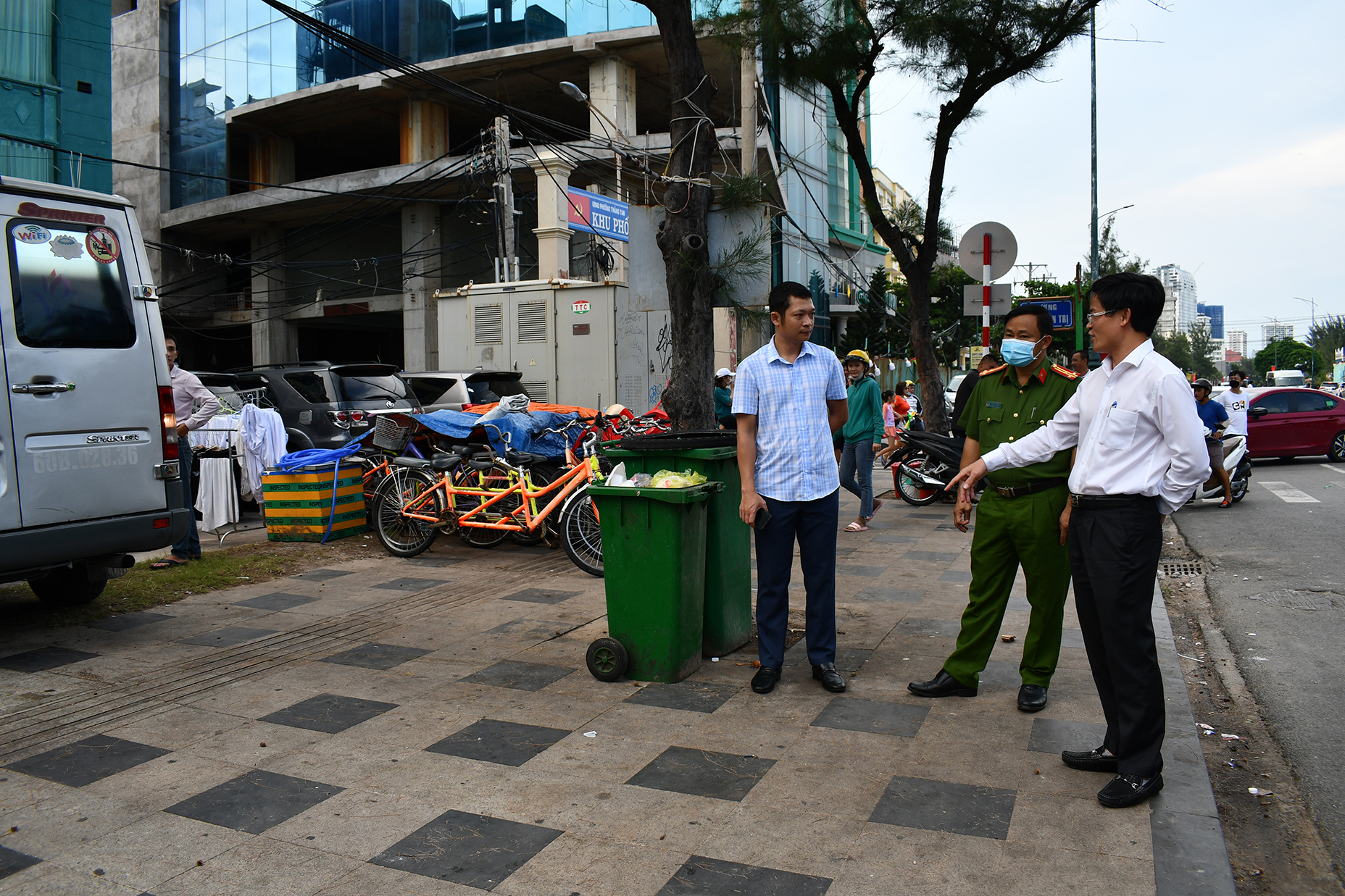 Ông Vũ Hồng Thuấn, Phó Chủ tịch UBND TP. Vũng Tàu yêu cầu xử lý dứt điểm tình trạng đậu, đỗ xe trên vỉa hè đường Thùy Vân, TP. Vũng Tàu.