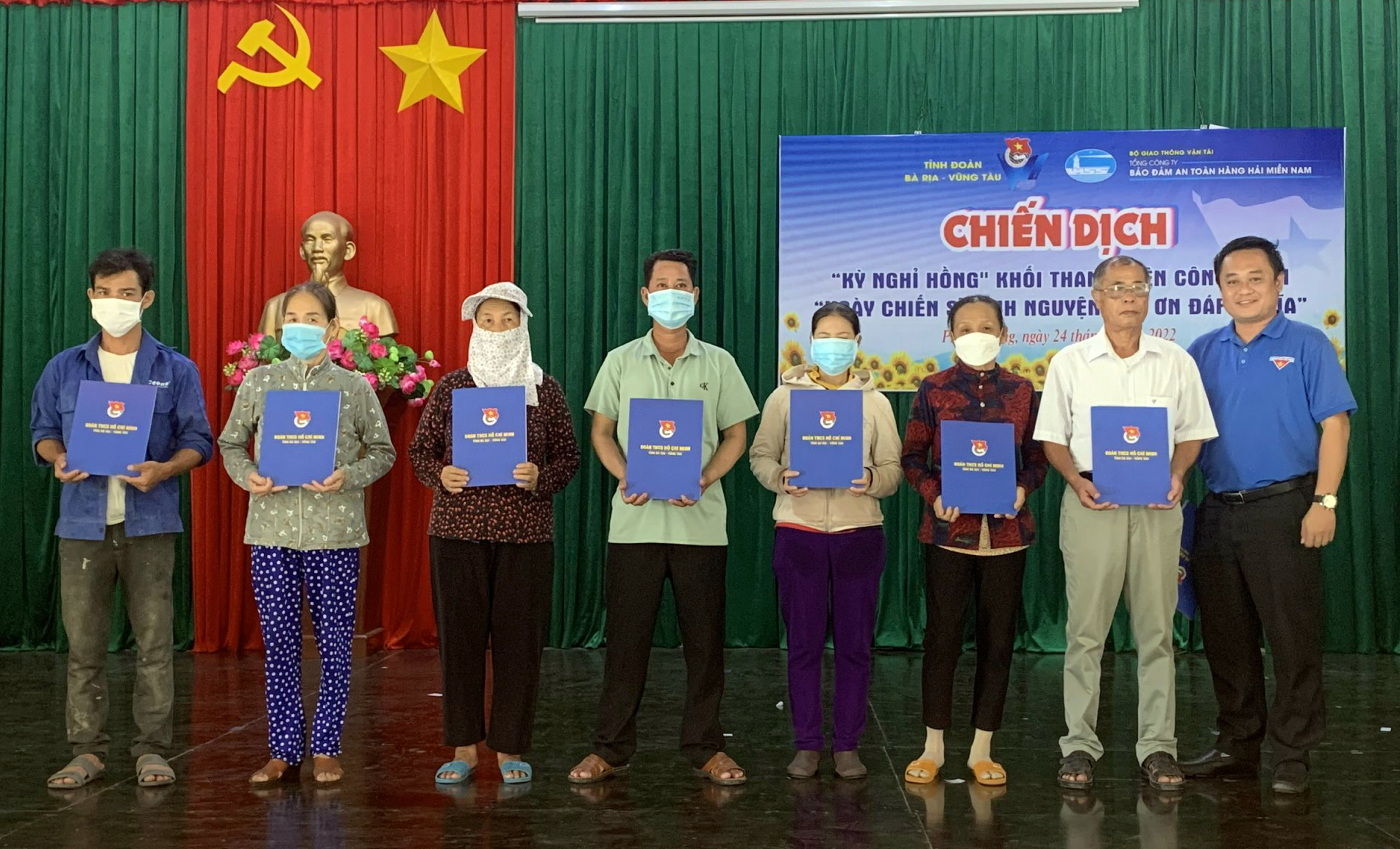 Anh Nguyễn Minh Triết, Phó Bí thư Tỉnh Đoàn trao quà cho các gia đình chính sách xã Phước Hưng.