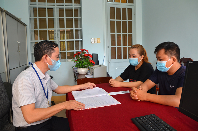 Công chức phụ trách lĩnh vực Tư pháp - Hộ tịch UBND xã Suối Rao (huyện Châu Đức) giải quyết hồ sơ TTHC cho người dân địa phương.