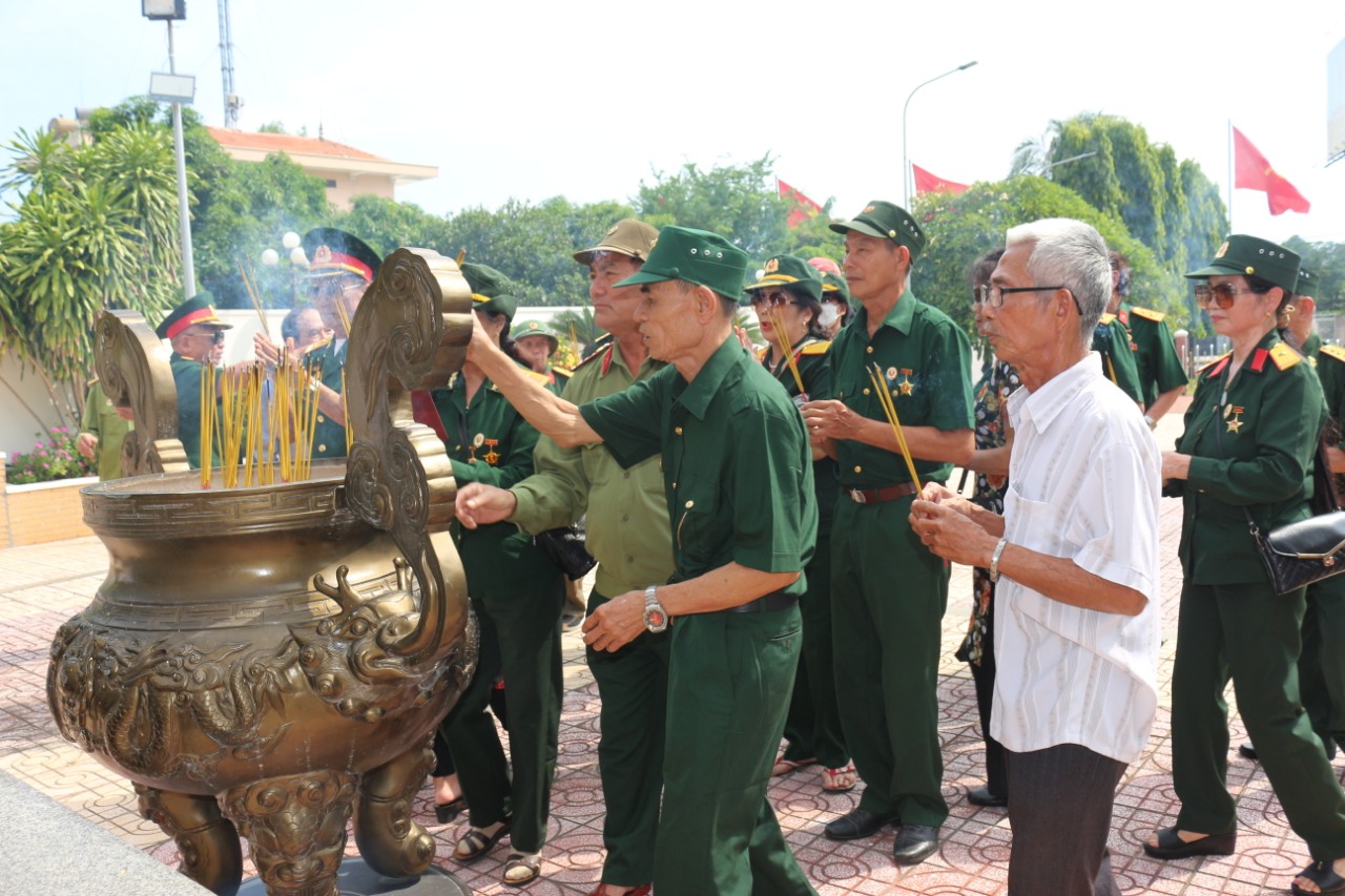 Đoàn Cựu chiến binh Sư đoàn 3 Sao Vàng dâng hương tưởng niệm các Anh hùng liệt sĩ. Ảnh: THÙY HƯƠNG