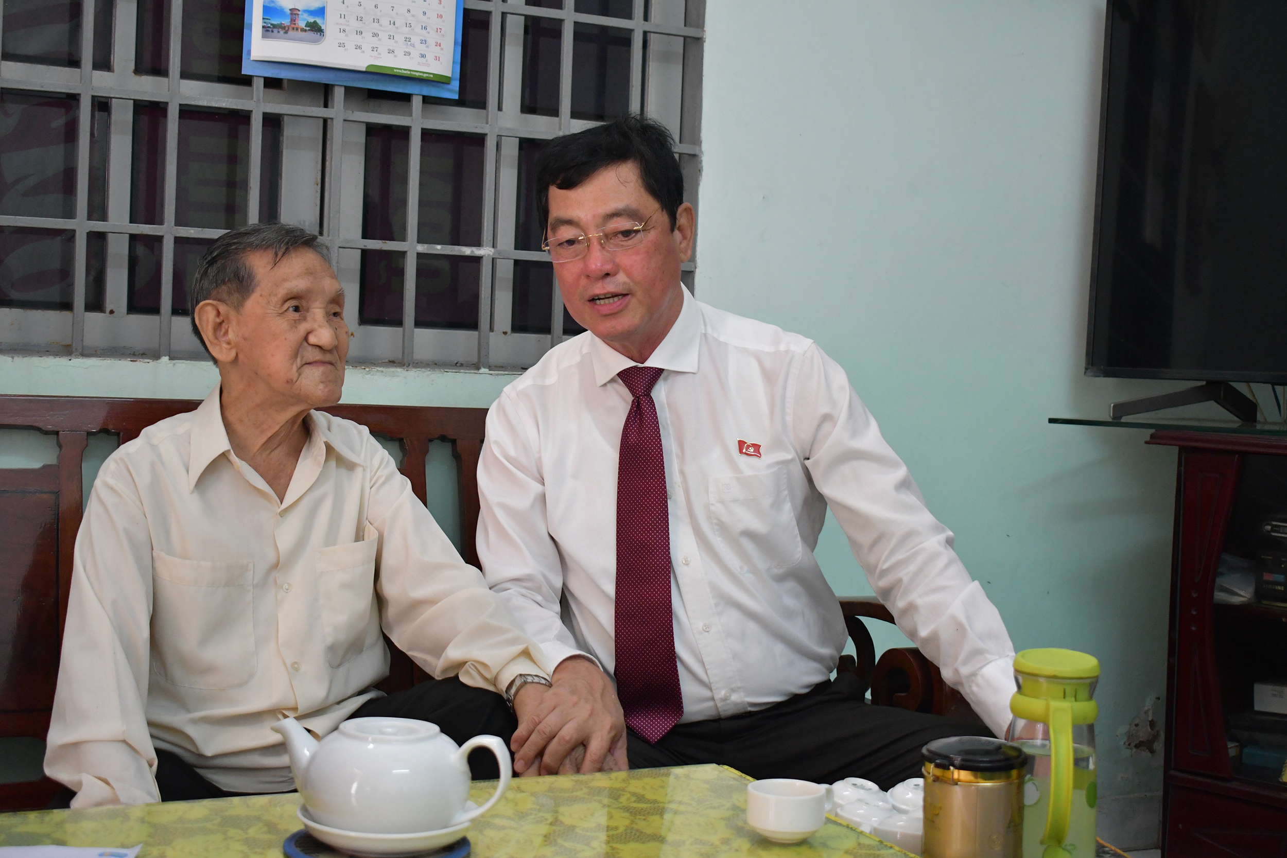 Ông Trần Đình Khoa, Bí thư Thành ủy Vũng Tàu thăm hỏi sức khỏe ông Lê Minh Việt (cán bộ hoạt động  kháng chiến, phường 8, TP. Vũng Tàu).