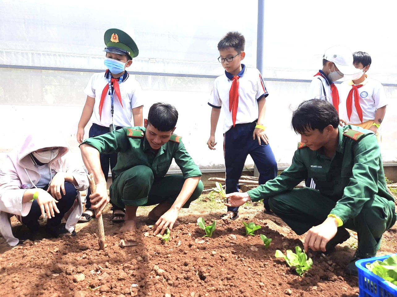 Các em thiếu nhi trải nghiệm tăng gia sản xuất cùng cán bộ, chiến sĩ Đồn Biên phòng Chí Linh.