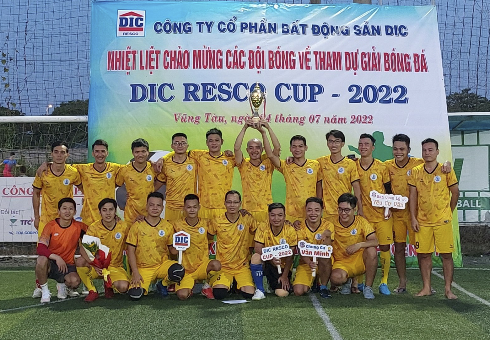 Ban tổ chức trao cúp và quà cho đội vô địch - Gateway FC.