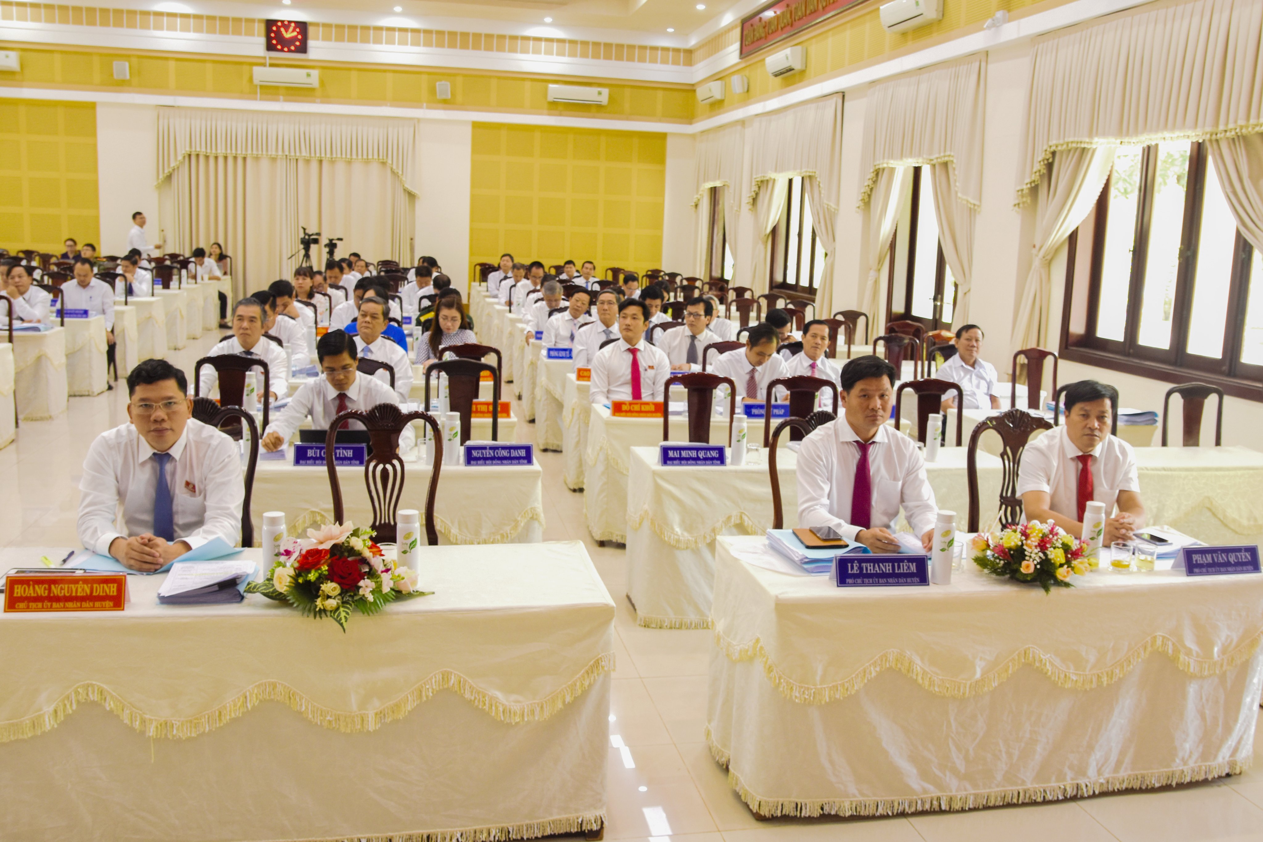 Các đại biểu tham dự kỳ họp. 