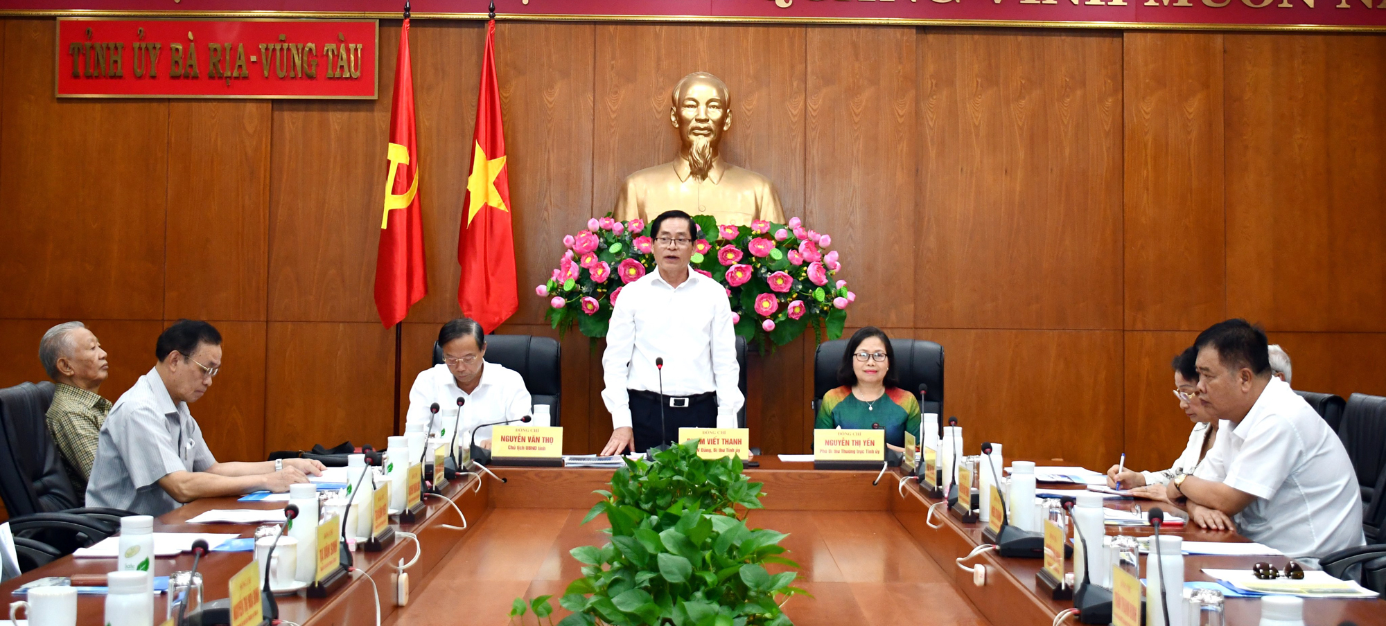 Ông Phạm Viết Thanh, Bí thư Tỉnh ủy, Chủ tịch HĐND tỉnh thông tin đến nguyên lãnh đạo tỉnh qua các thời kỳ về tình hình kinh tế - xã hội của tỉnh trong 6 tháng đầu năm 2022.