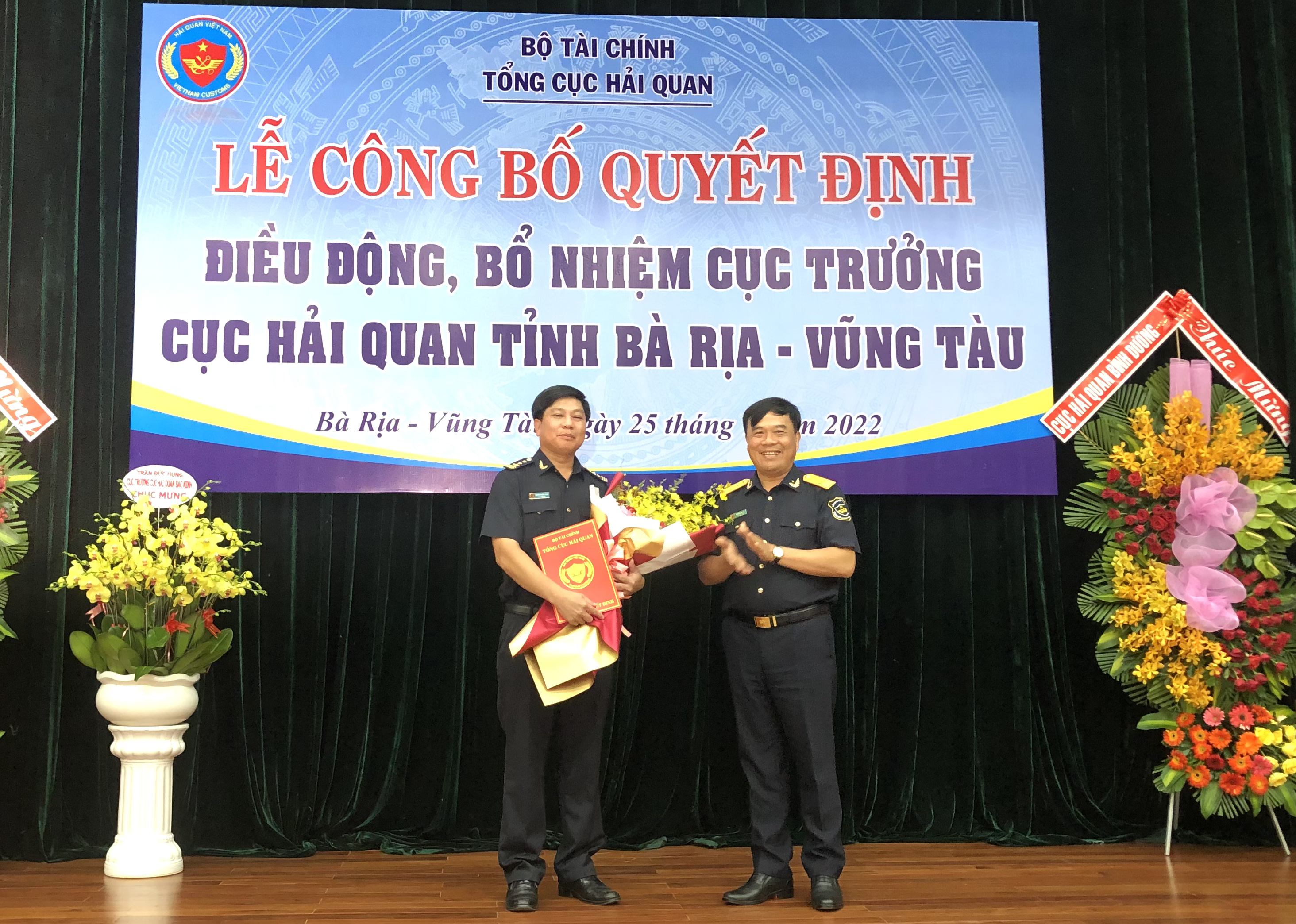 Ông Nguyễn Văn Thọ, Phó tổng cục trưởng Tổng cục Hải quan trao quyết định cho ông Nguyễn Trường Giang.
