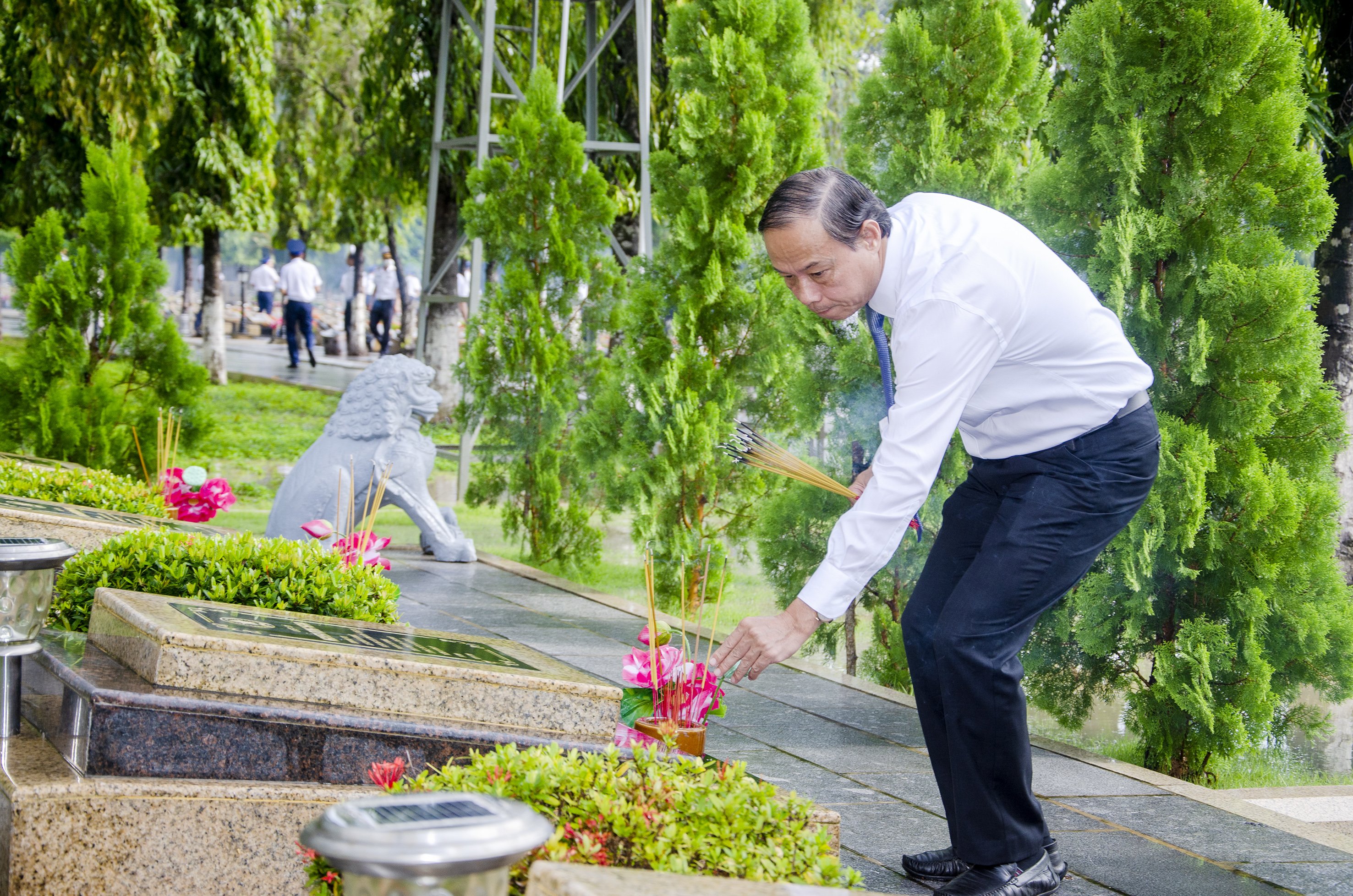 Ông Nguyễn Văn Thọ, Phó Bí thư Tỉnh ủy, Chủ tịch UBND tỉnh thắp hương tại các phần mộ liệt sĩ.