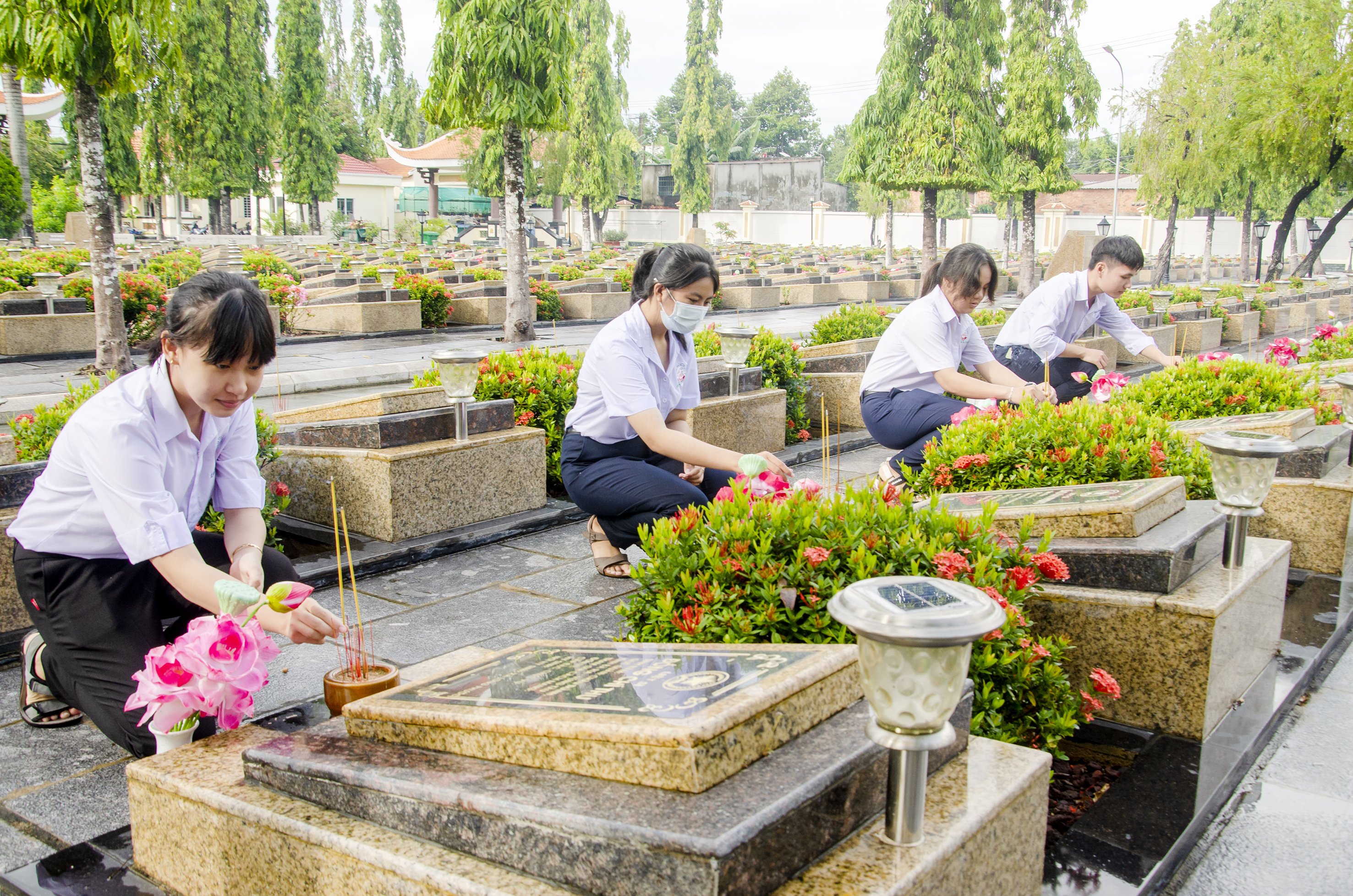Các HS Trường THPT Bà Rịa cùng tham gia lễ viếng, thành kính thắp các nén hương tại các phần mộ liệt sĩ.
