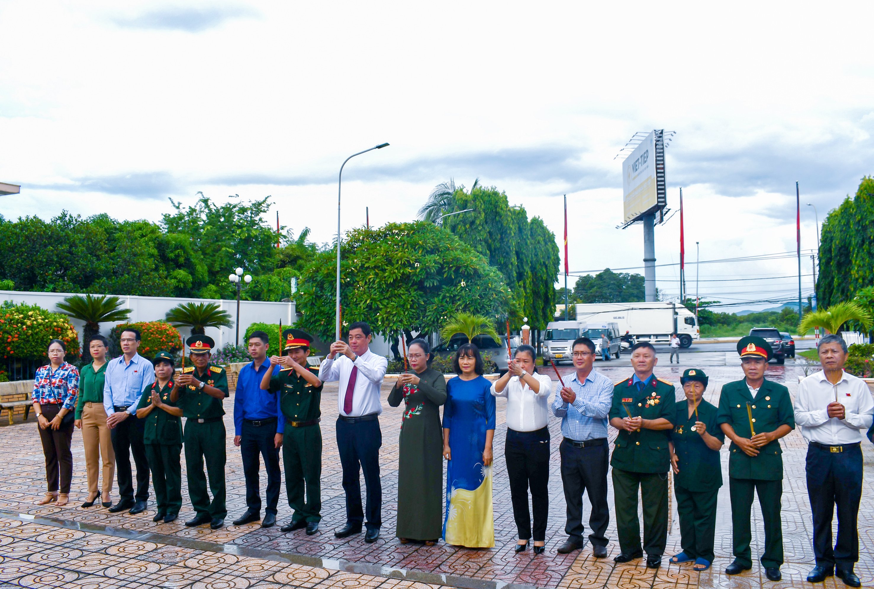 Lãnh đạo Thành ủy, HĐND, UBND, UBMTTQ Việt Nam TP.Vũng Tàu và các Cựu Chiến binh dâng hương viếng Đài tưởng niệm Liệt sĩ cầu Cỏ May. Ảnh: HUYỀN TRANG.