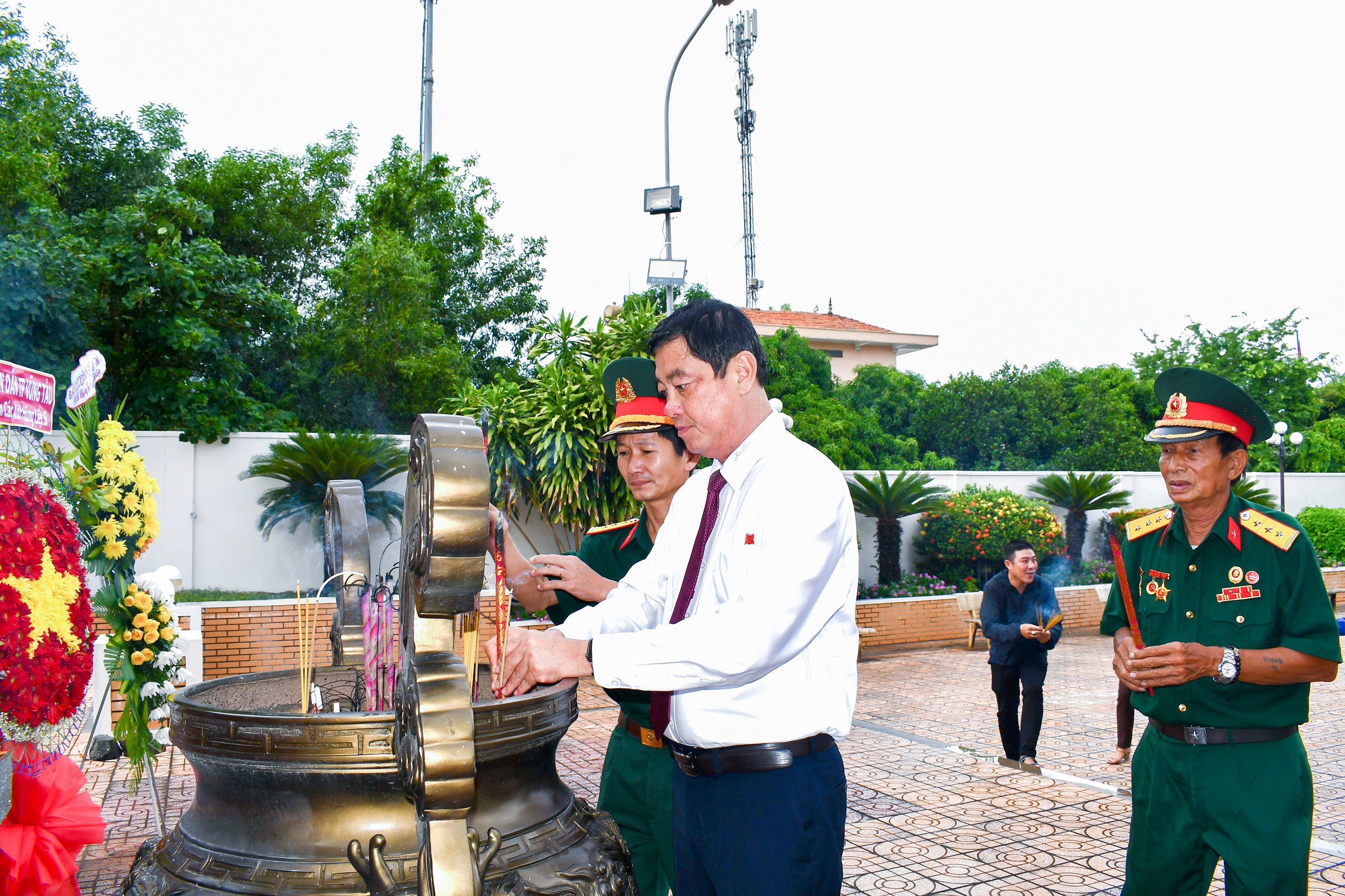 Ông Trần Đình Khoa, Ủy viên Ban Thường vụ Tỉnh ủy, Bí thư Thành ủy Vũng Tàu dâng hương tưởng nhớ các anh hùng liệt sĩ tại Đài tưởng niệm Liệt sĩ cầu Cỏ May. Ảnh HUYỀN TRANG.