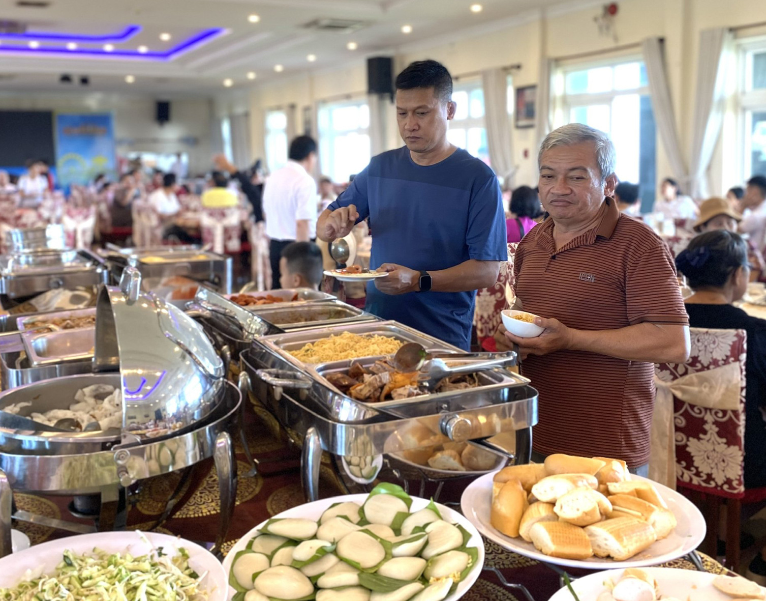 Du khách ăn sáng buffet tại Hồ Mây Park.