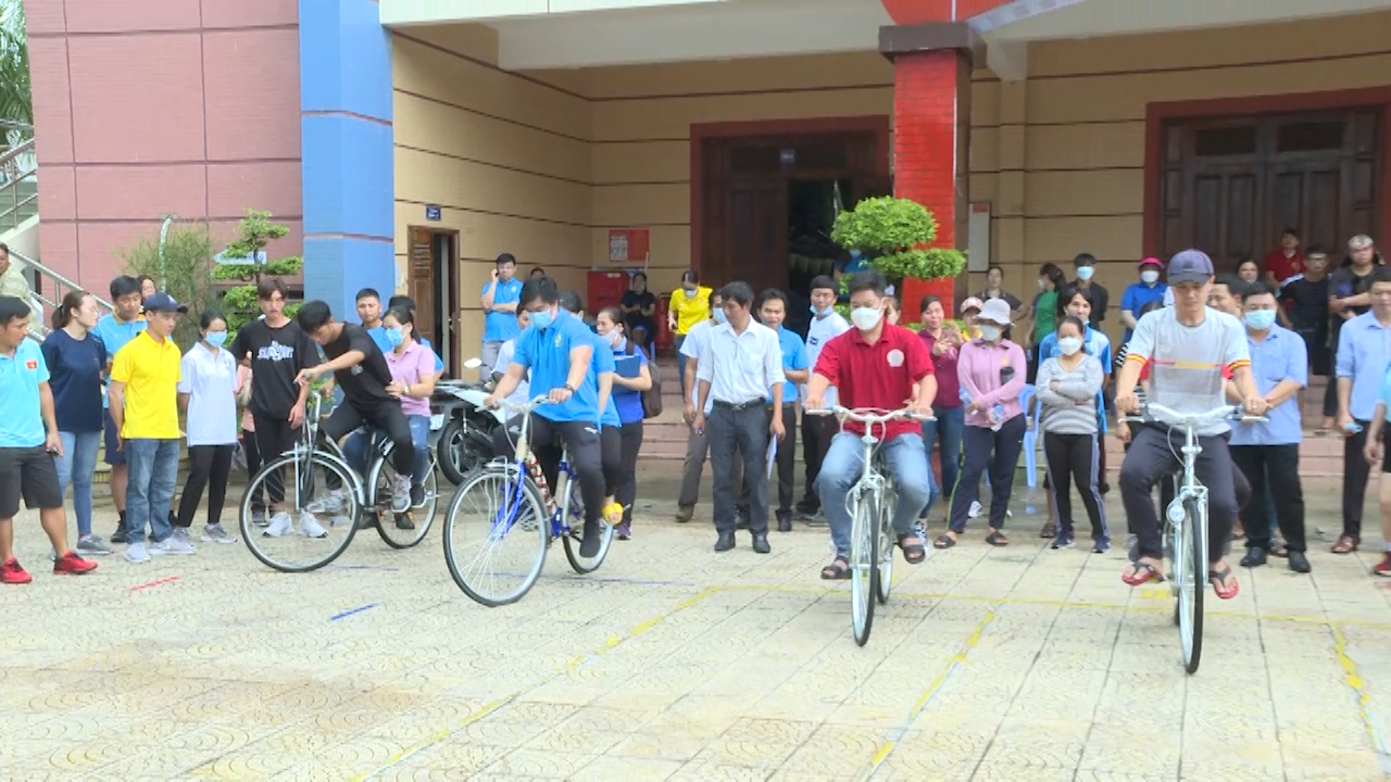 Các VĐV thi xe đạp chậm