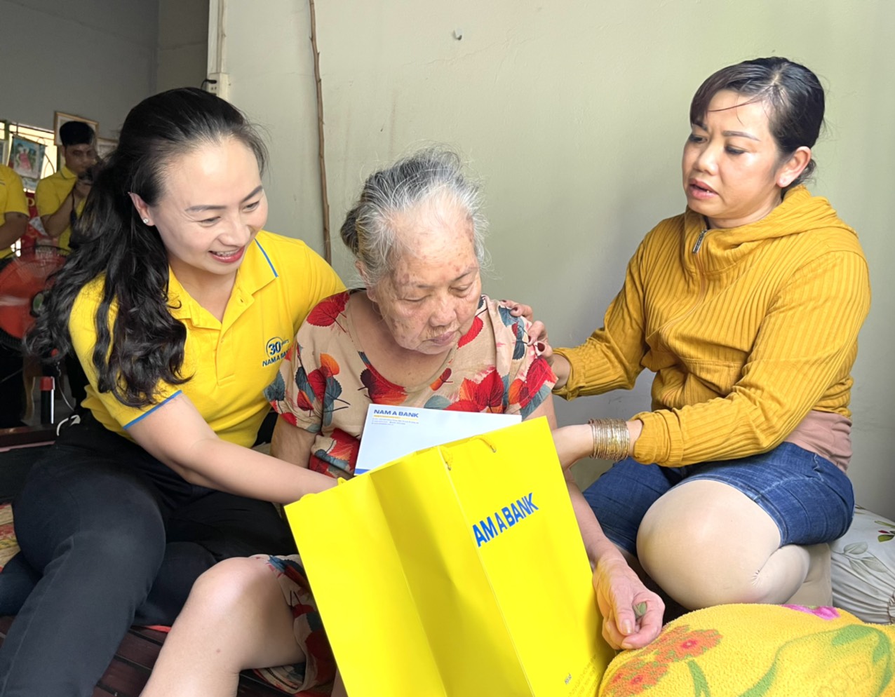 Bà Phạm Vũ Thiên Kim, Giám đốc Ngân hàng TMCP Nam Á - Chi nhánh Vũng Tàu trao quà cho bà Lê Thị Nhiều (thôn 2, xã Long Sơn, TP. Vũng Tàu).