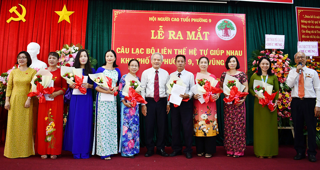 Ban chủ nhiệm CLB liên thế hệ tự giúp nhau khu phố 1, phường 9, TP. Vũng Tàu gồm 7 thành viên chính thức ra mắt.