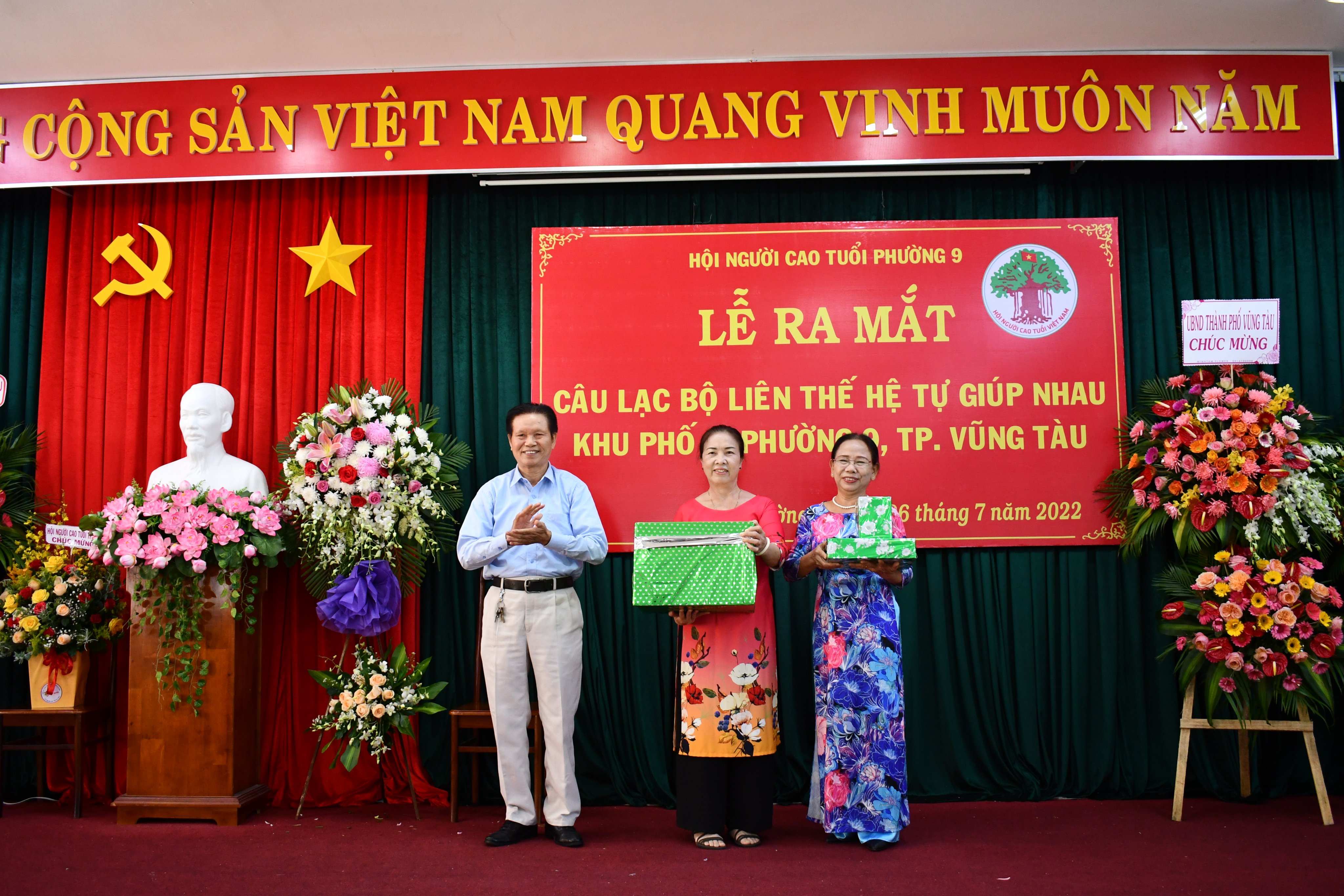 Đại diện Hội Người cao tuổi tỉnh tặng quà cho CLB Liên thế hệ tự giúp nhau khu phố 1, phường 9, TP. Vũng Tàu.