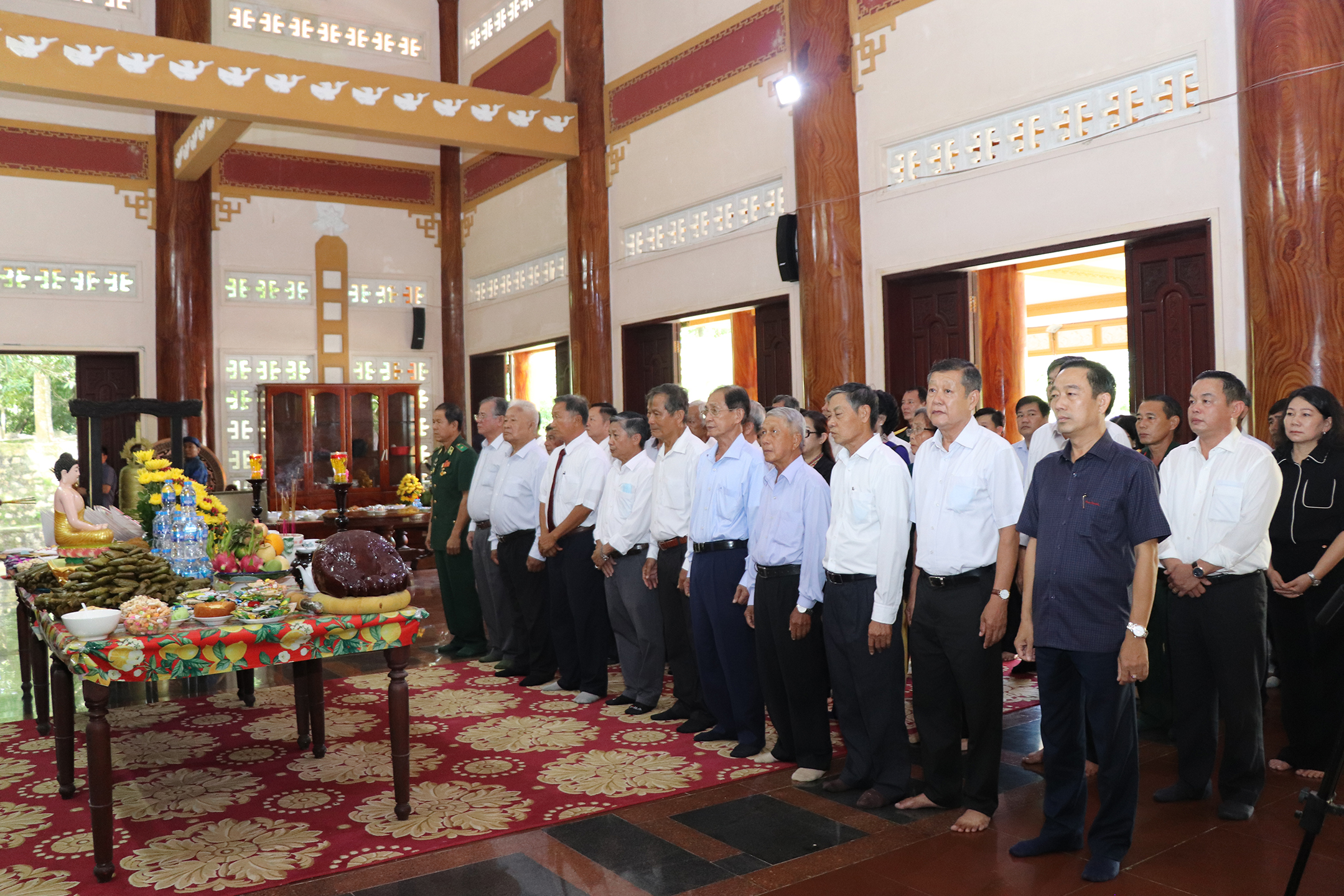  Lãnh đạo 2 địa phương: Long Điền, Đất Đỏ dành phút tưởng niệm tới anh linh các anh hùng liệt sĩ.