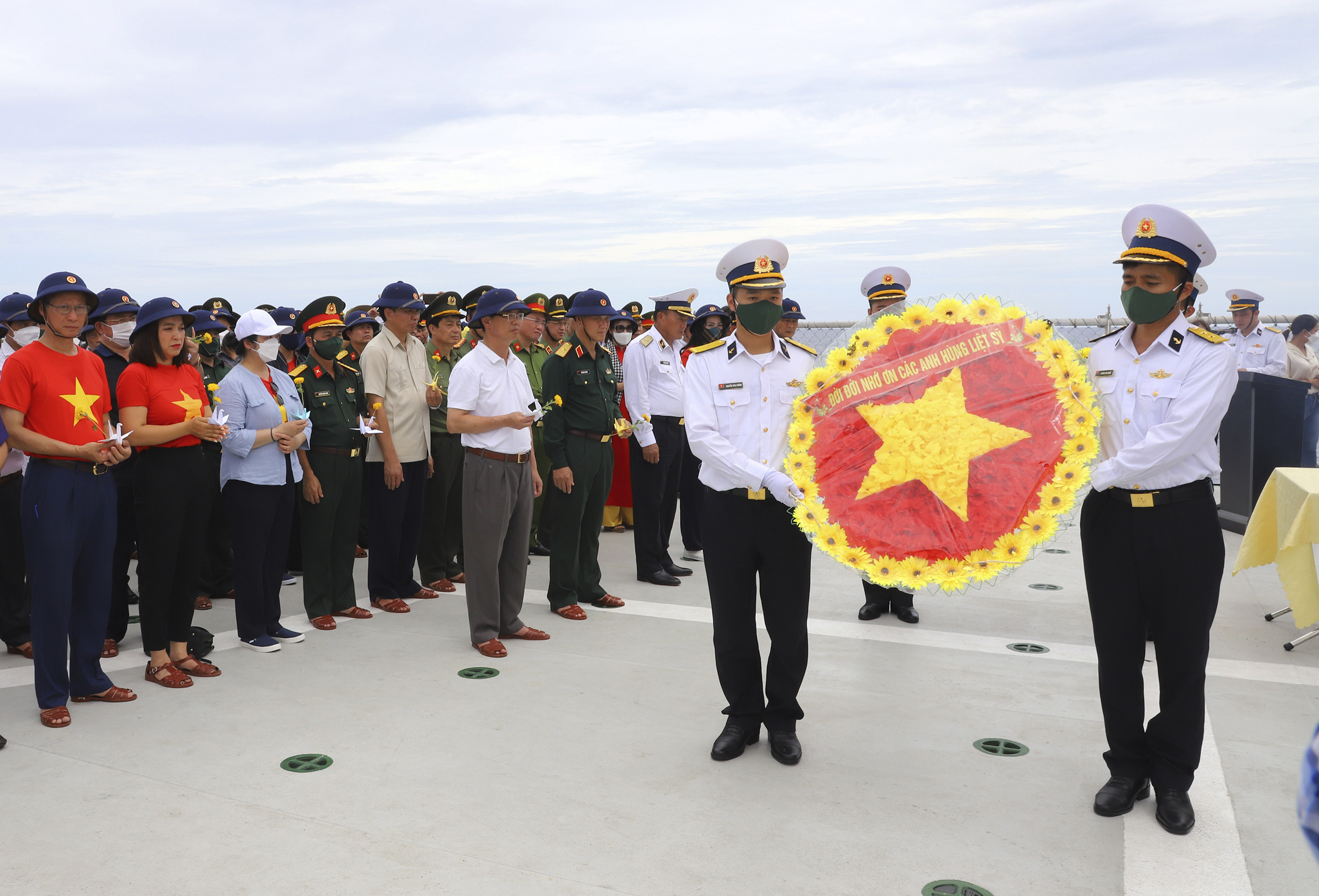 Lễ tưởng niệm các anh hùng liệt sĩ hy sinh khi bảo vệ chủ quyền biển, đảo Tổ quốc.