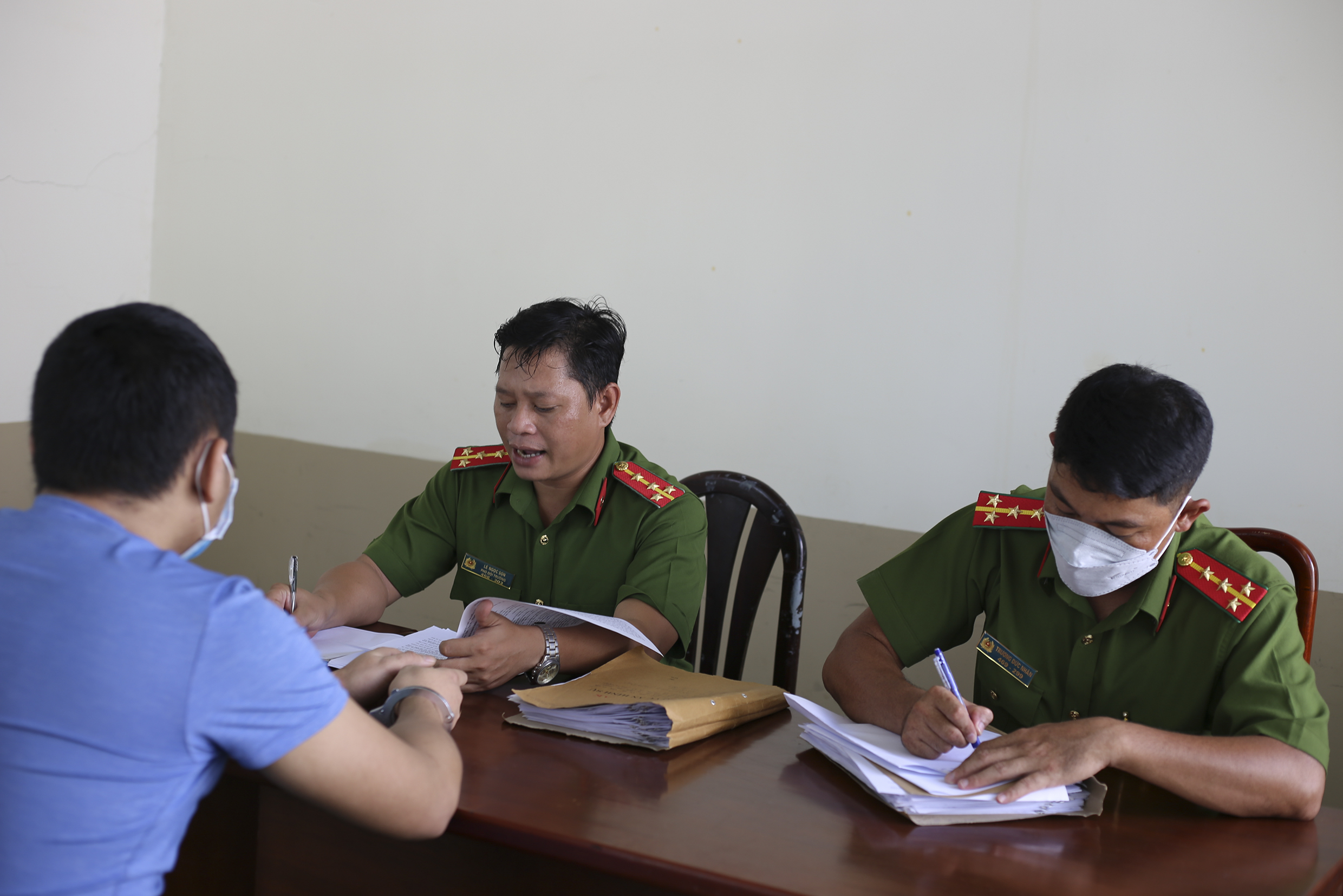 Điều tra viên Công an huyện Long Điền lấy lời khai một đối tượng phạm tội mua bán, tàng trữ ma túy.