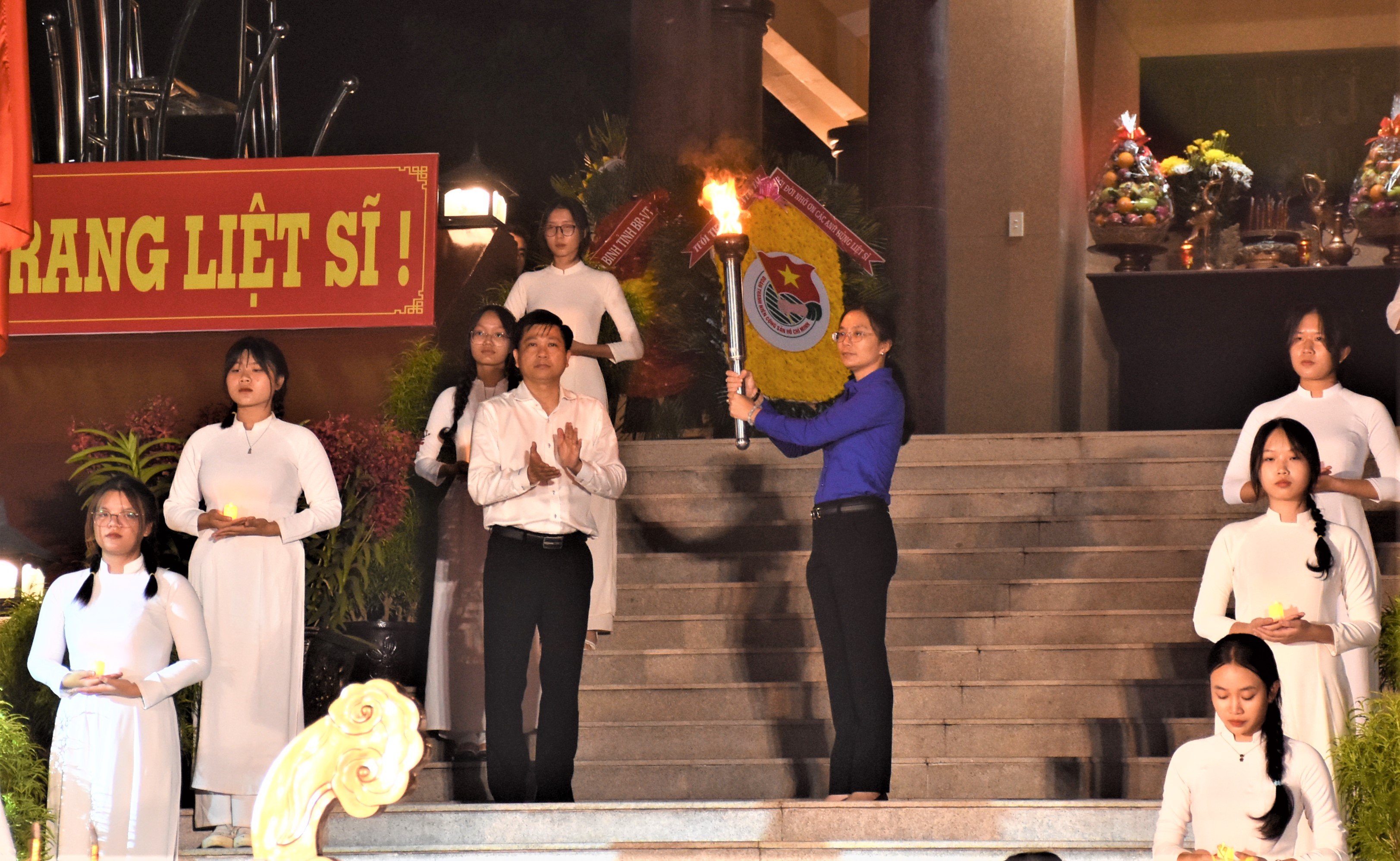 Ông Trần Văn Tuấn, Phó Chủ tịch UBND tỉnh thực hiện nghi thức truyền lửa cho ĐVTN tỉnh để đồng loạt thắp sáng 3.200 phần mộ liệt sĩ tại Nghĩa trang liệt sĩ tỉnh.
