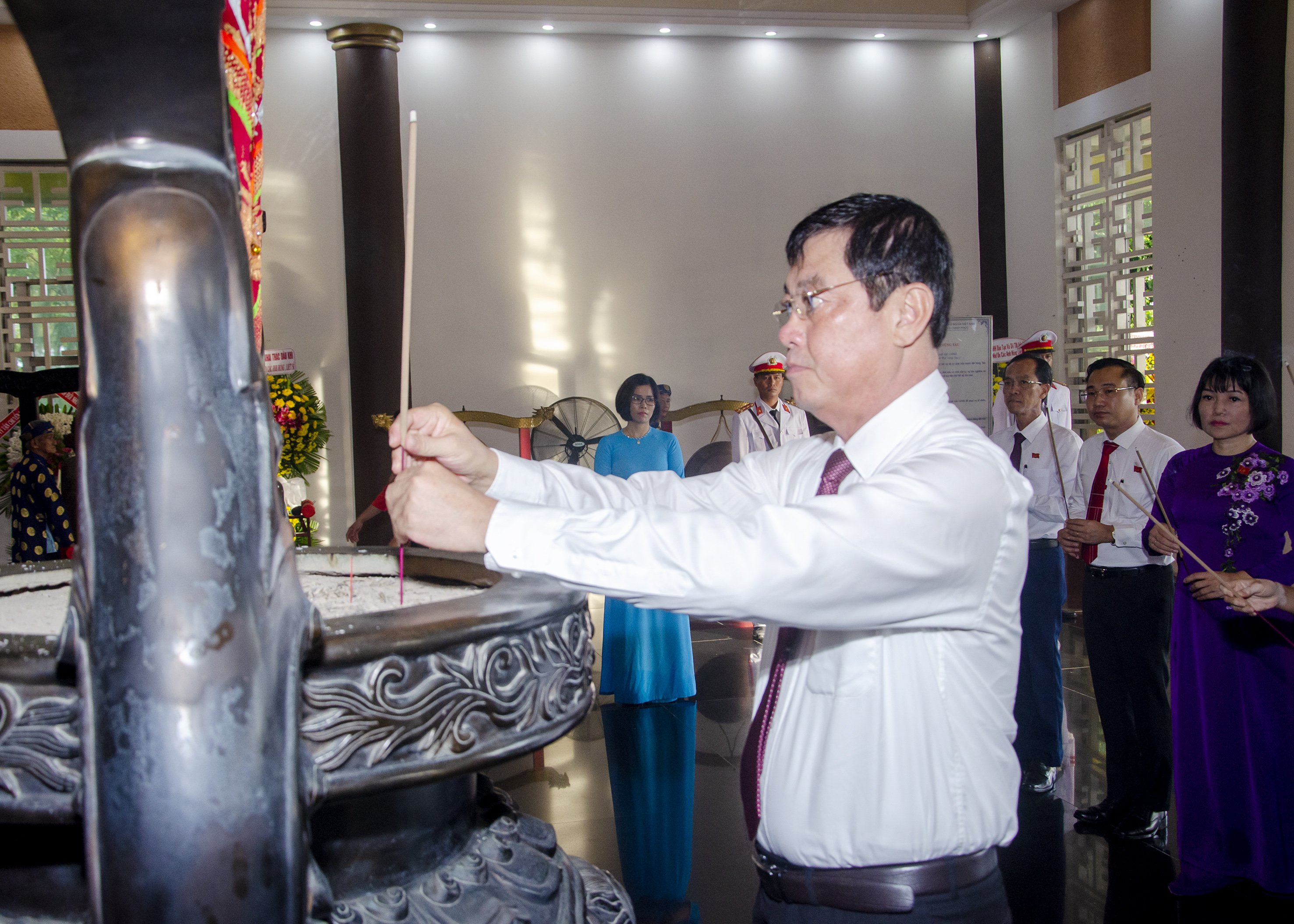 Ông Trần Đình Khoa, Ủy viên Ban Thường vụ Tỉnh ủy, Bí thư Thành ủy Vũng Tàu dâng hương tưởng nhớ các anh hùng liệt sĩ tại Đền thờ Liệt sĩ TP.Vũng Tàu.