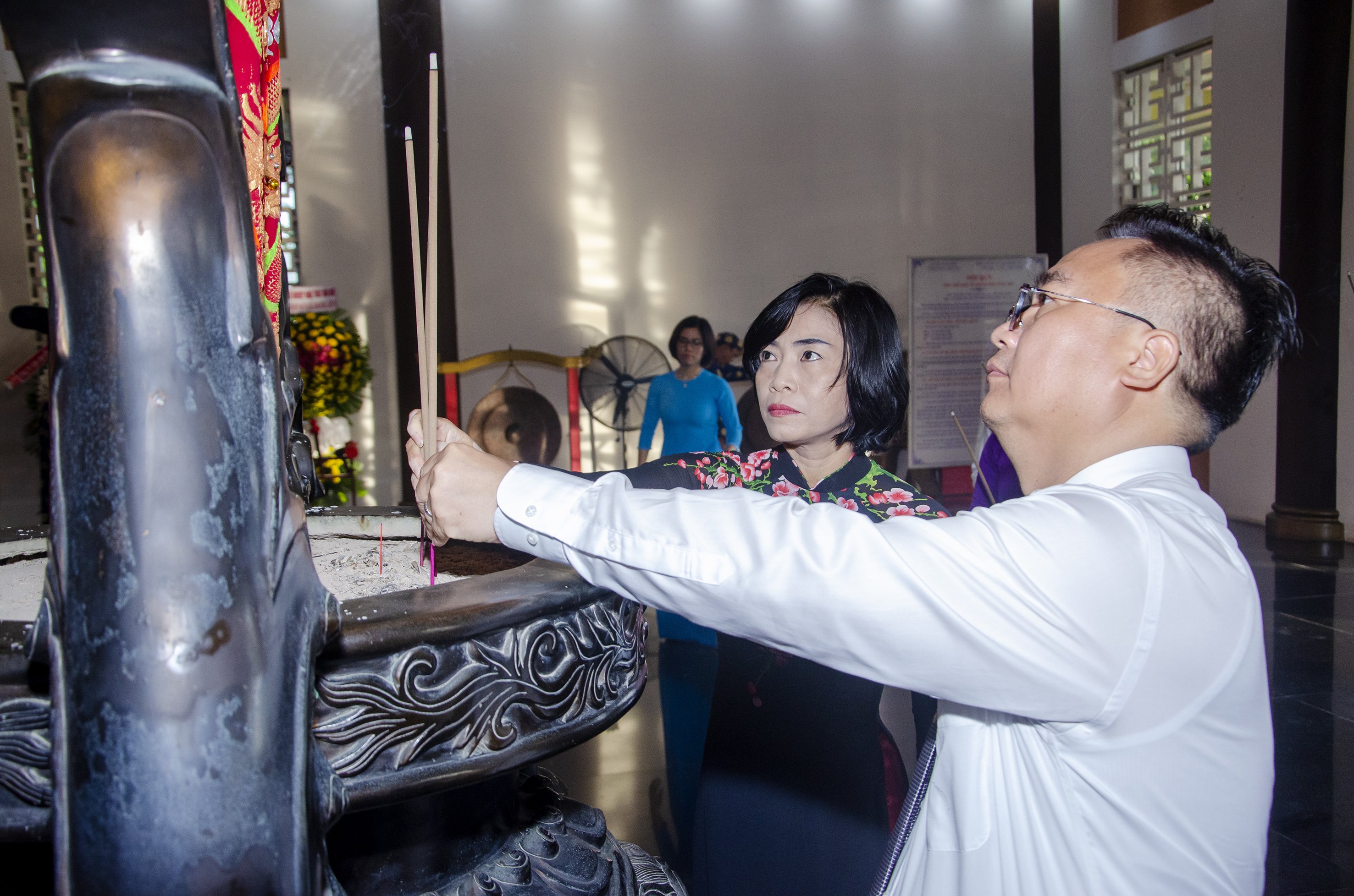 Bà Lê Thị Thanh Bình, Phó Bí thư Thường trực Thành ủy, Chủ tịch HĐND TP.Vũng Tàu và ông Hoàng Vũ Thảnh, Chủ tịch UBND TP.Vũng Tàu dâng hương tưởng nhớ các anh hùng liệt sĩ tại Đền thờ Liệt sĩ TP.Vũng Tàu.