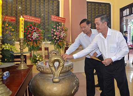 Ông Lưu Tài Đoàn, Ủy viên Ban Thường vụ Tỉnh ủy, Trưởng Ban Tổ chức Tỉnh ủy dâng hương tưởng niệm các anh hùng liệt sĩ tại Đền thờ liệt sĩ huyện Long Điền. Ảnh: CẨM NHUNG
