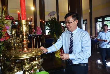 Ông Huỳnh Văn Danh, Ủy viên Thường vụ Tỉnh ủy, Trưởng Ban Dân vận Tỉnh ủy dâng hương tưởng niệm các anh hùng liệt sĩ tại Đền thờ liệt sĩ xã Long Mỹ (huyện Đất Đỏ). Ảnh: VĂN ANH