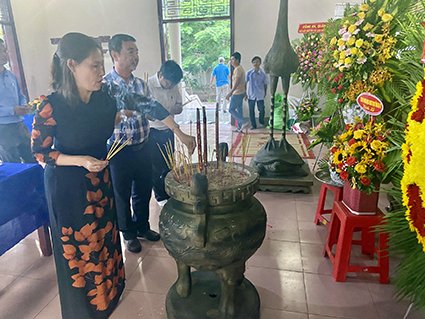 Bà Lê Thị Kim Thu, Tỉnh ủy viên, Chủ tịch Hội LHPN tỉnh dâng hương tưởng niệm các anh hùng liệt sĩ tại Đền liệt sĩ xã An Ngãi (huyện Long Điền). Ảnh: HOÀNG HƯỜNG