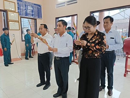 Ông Nguyễn Kế Toại, Phó Chủ tịch UBMTTQVN tỉnh và bà Lê Thị Trang Đài, Chủ tịch UBND Xuyên Mộc dâng hương tưởng niệm các anh hùng liệt sĩ tại Đền thờ liệt sĩ xã Bình Châu. Ảnh: CÔNG MINH