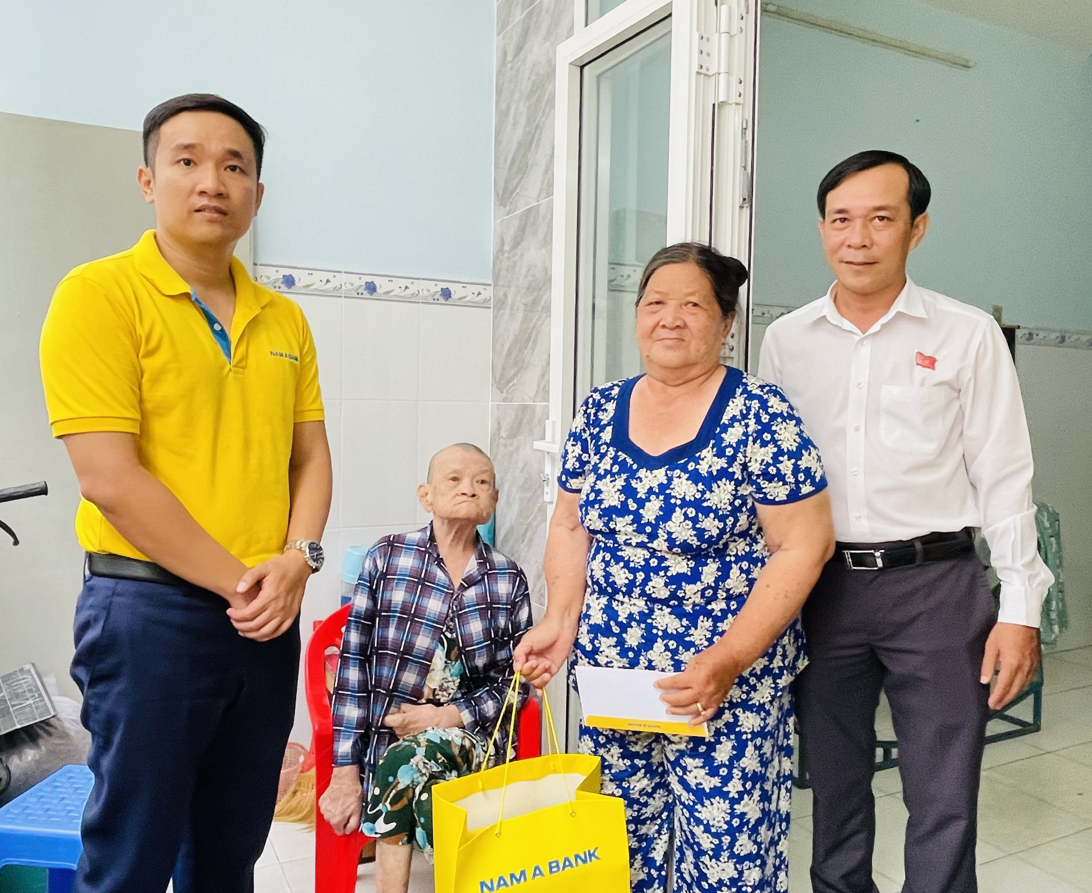 Ông Nguyễn Đức Nhân, Phó Giám đốc Ngân hàng TMCP Nam Á – Chi nhánh Vũng Tàu tặng quà cho bà Nguyễn Thị Phước, con liệt sĩ có hoàn cảnh khó khăn ở phường Thắng Tam, TP. Vũng Tàu.