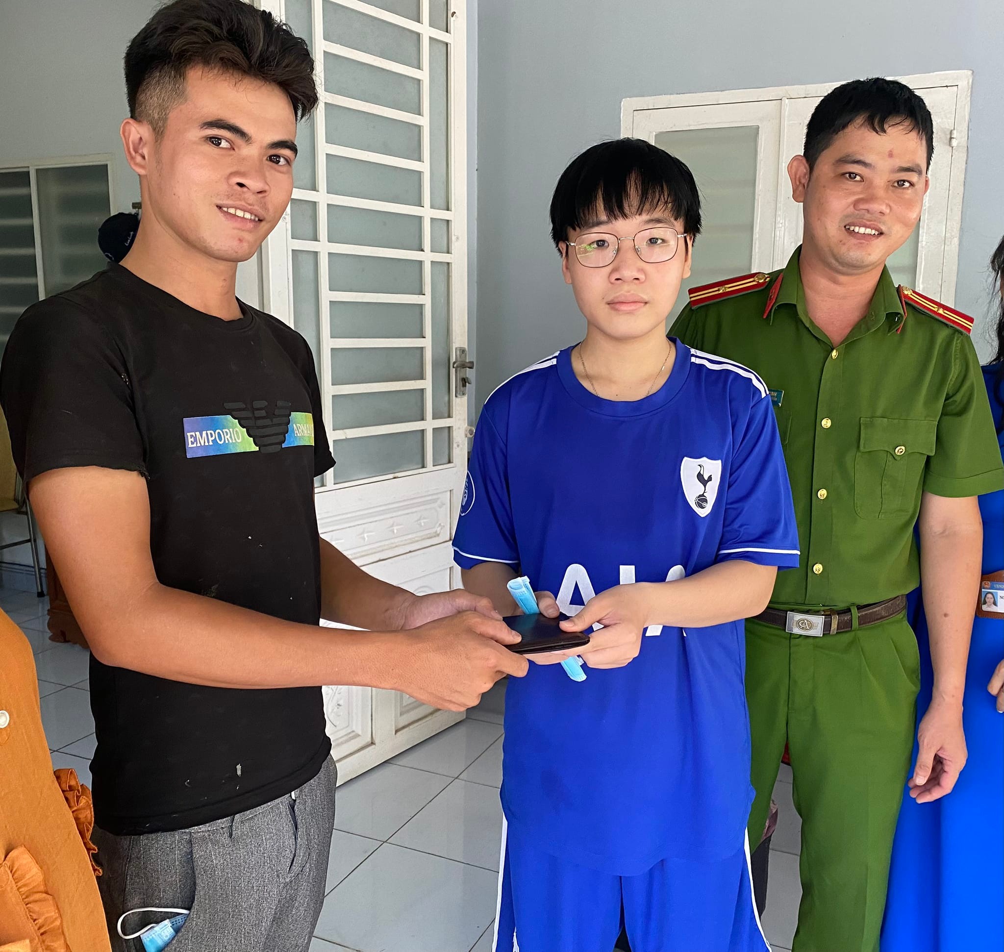 Em Trình Quốc Sách trả lại chiếc ví nhặt được cho người đánh mất. Ảnh: KHÁNH CHI 
