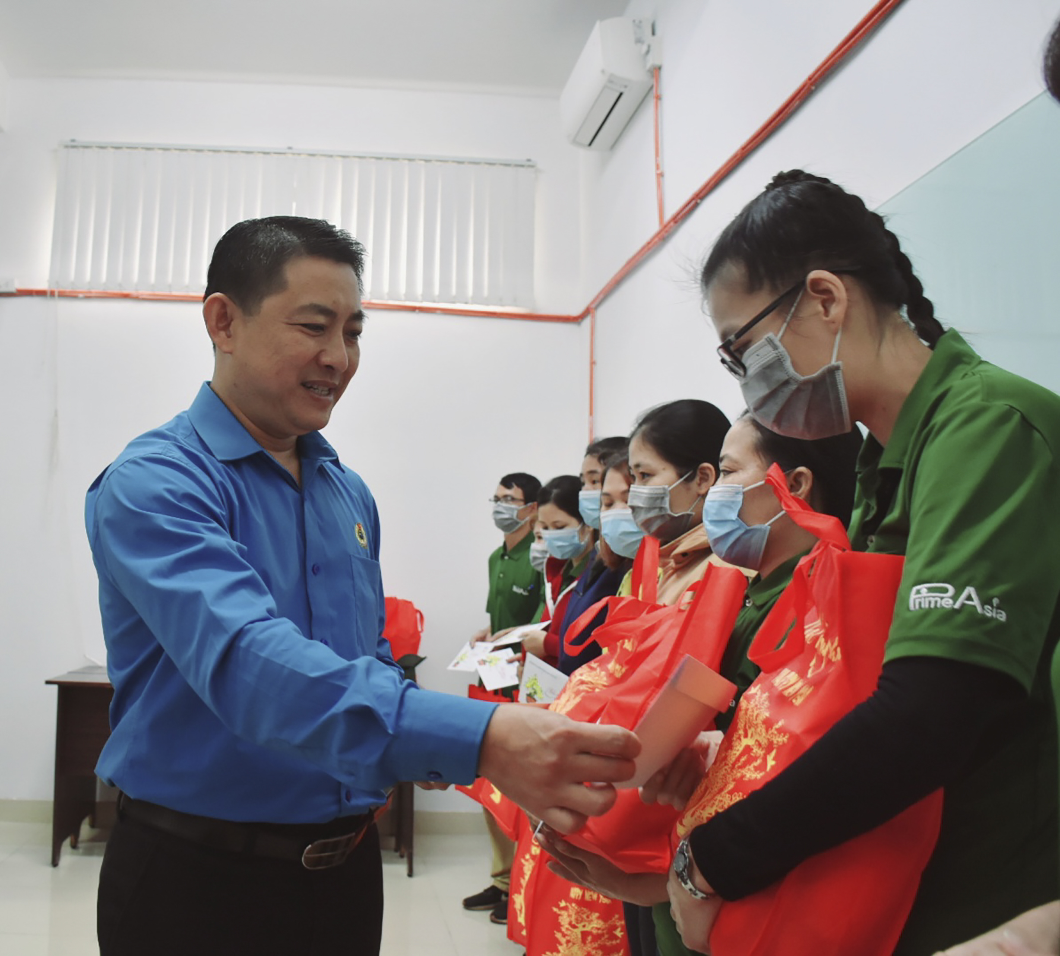  Ông Huỳnh Sơn Tuấn tặng quà cho người lao động khó khăn.