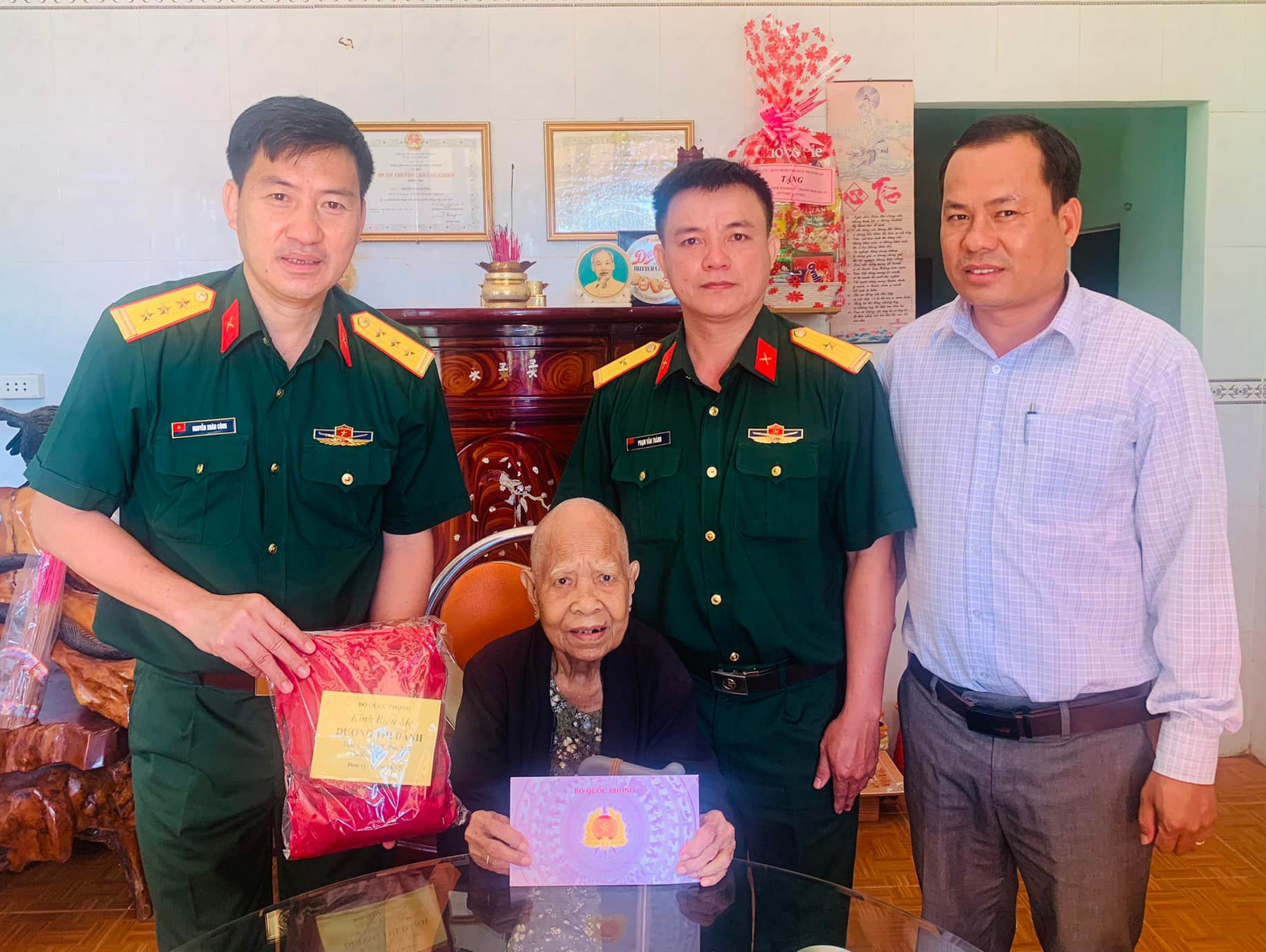 Lãnh đạo Bộ CHQS tỉnh tặng quà của Quân ủy Trung ương - Bộ Quốc phòng cho Mẹ Việt Nam Anh hùng Dương Thị Đành (phường Hắc Dịch, TX. Phú Mỹ). Ảnh: NHẬT MINH