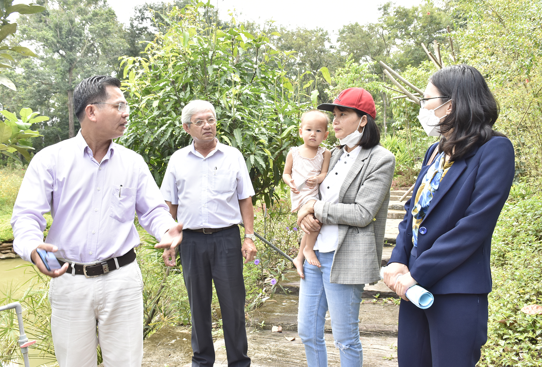 Đoàn khảo sát dịch vụ tại Suối Rao Forest. 