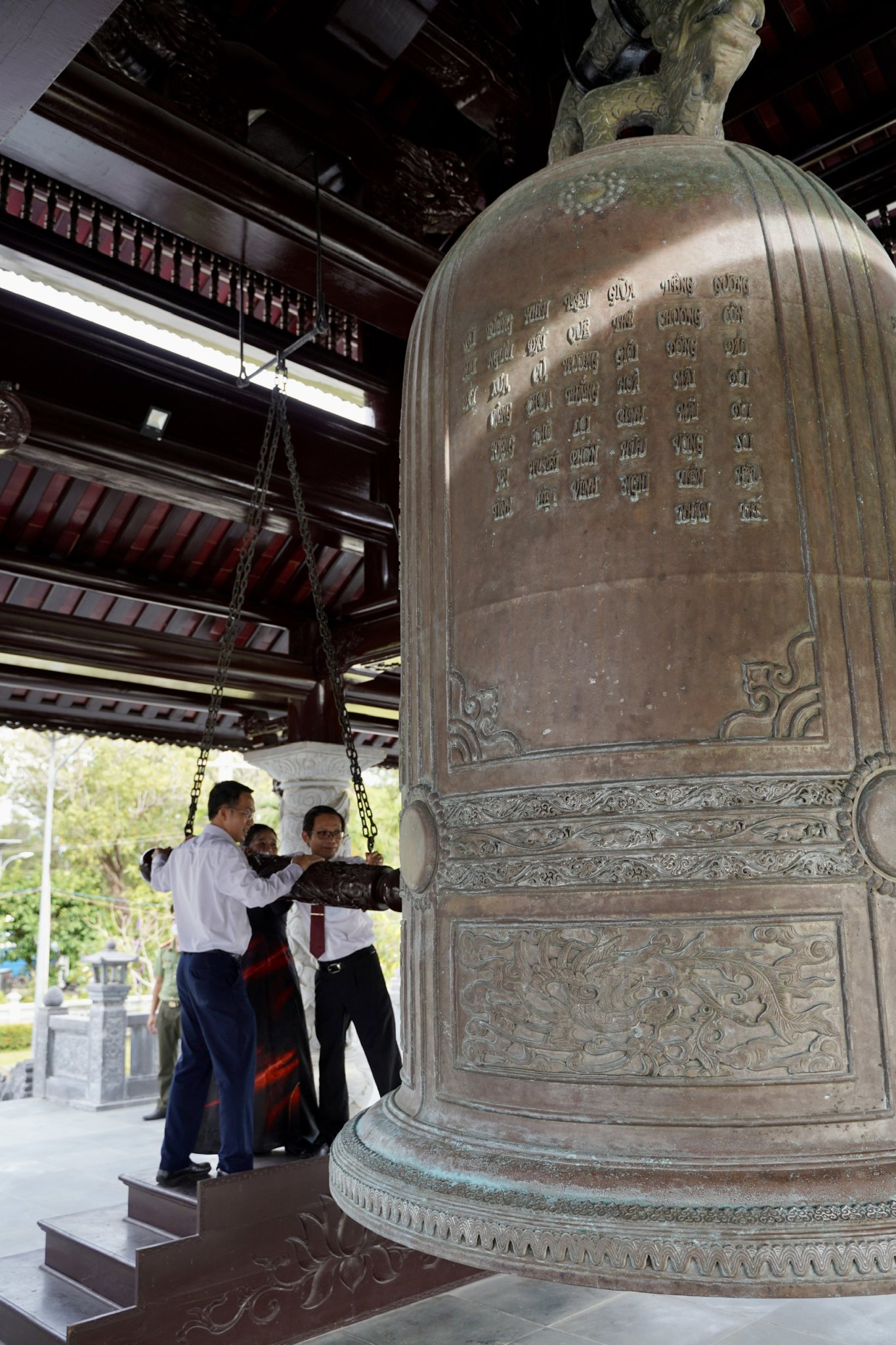 Lãnh đạo huyện thỉnh chuông tại Đền thờ Côn Đảo.