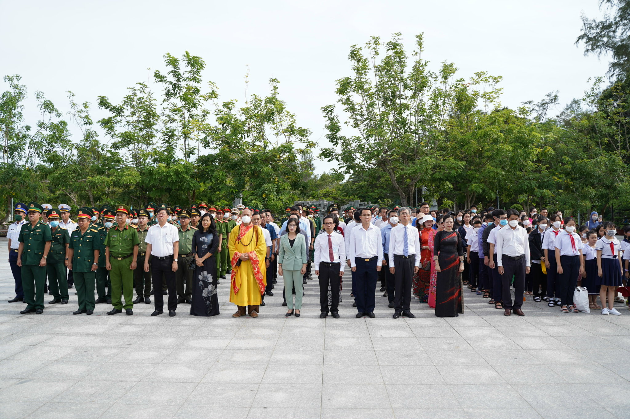 Đảng bộ, chính quyền, các đơn vị lực lượng vũ trang và nhân dân huyện Côn Đảo viếng Nghĩa trang Hàng Dương.