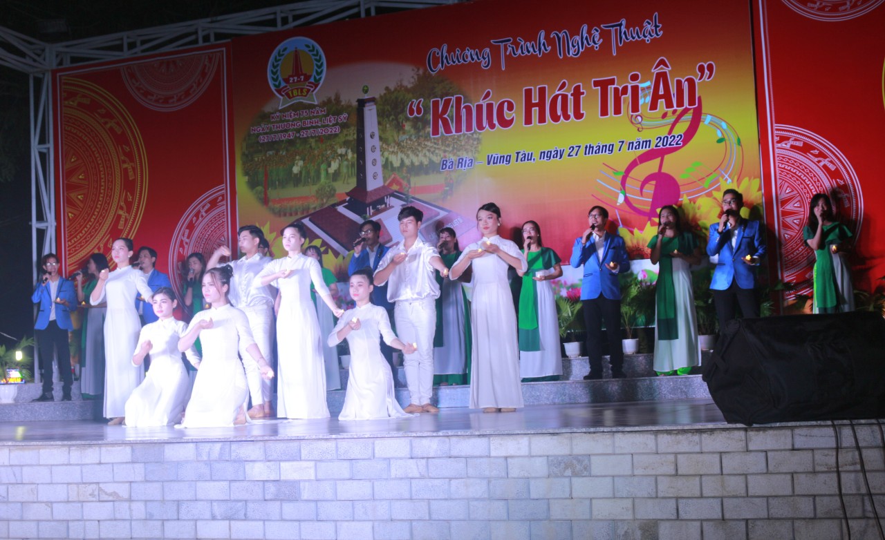 Tiết mục hát múa “Nhớ ơn những anh hùng” do Trung tâm VH-NT tỉnh biểu diễn. 