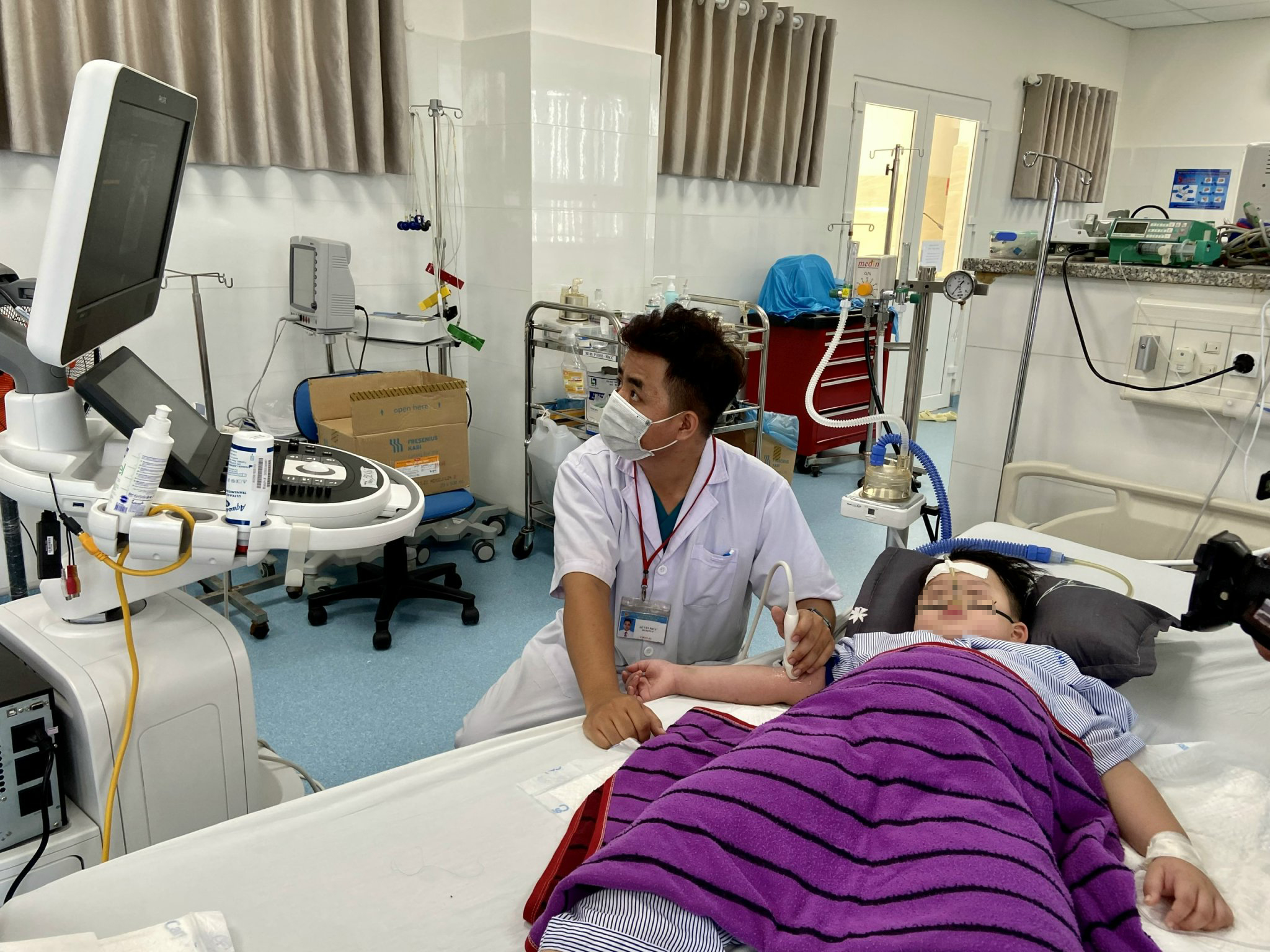Bé T.A. ở đường Trần Xuân Độ (TP.Vũng Tàu) được bác sĩ Khoa Nhi (Bệnh viện Vũng Tàu) kiểm tra sức khỏe sau khi bị sốc SXH 2 lần.