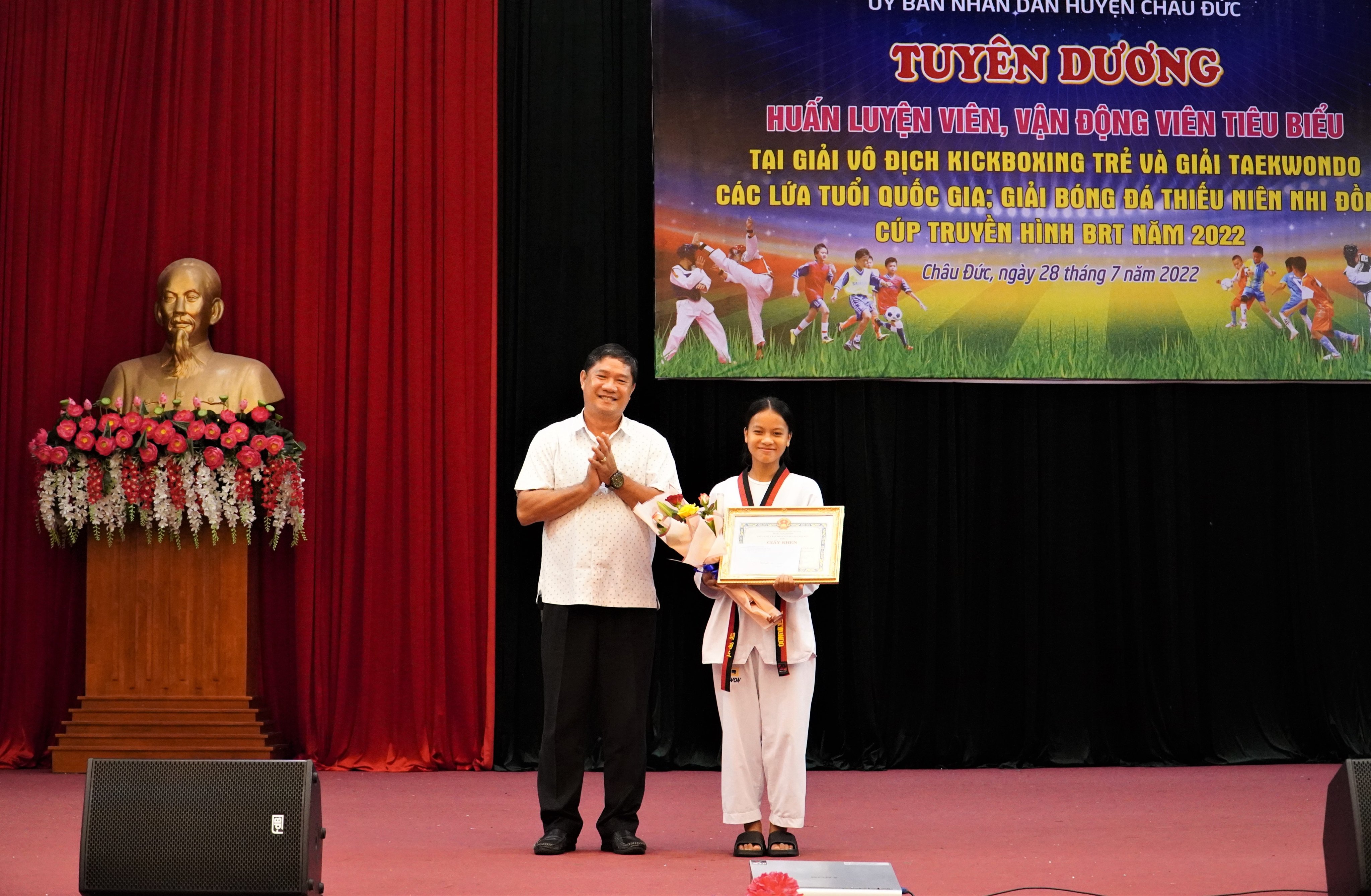 Ông Trần Hoàng Tùng, Trưởng Phòng Quản lý TDTT (Sở Văn hóa-Thể thao) tuyên dương VĐV Huỳnh Cẩm Tú. 