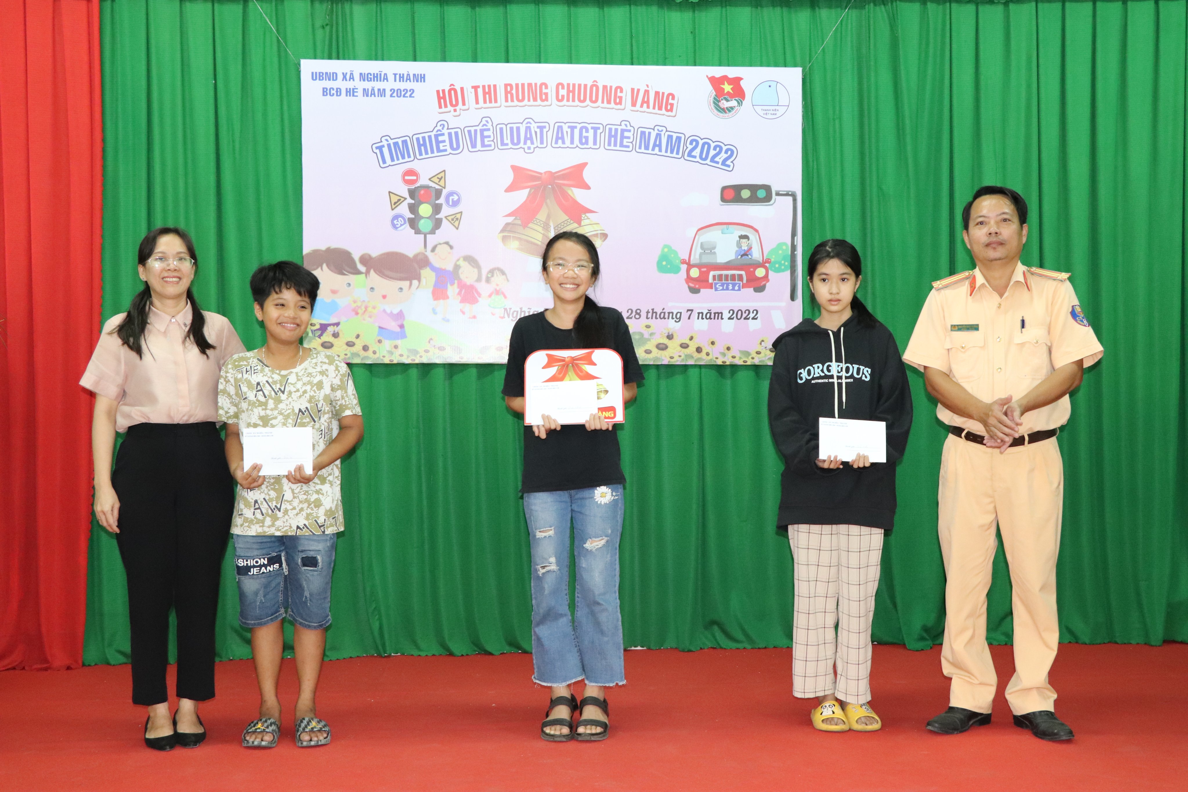 Bà Nguyễn Thị Thanh Thảo, Phó Chủ tịch UBND xã Nghĩa Thành trao giải Nhất, Nhì, Ba cho các thí sinh.