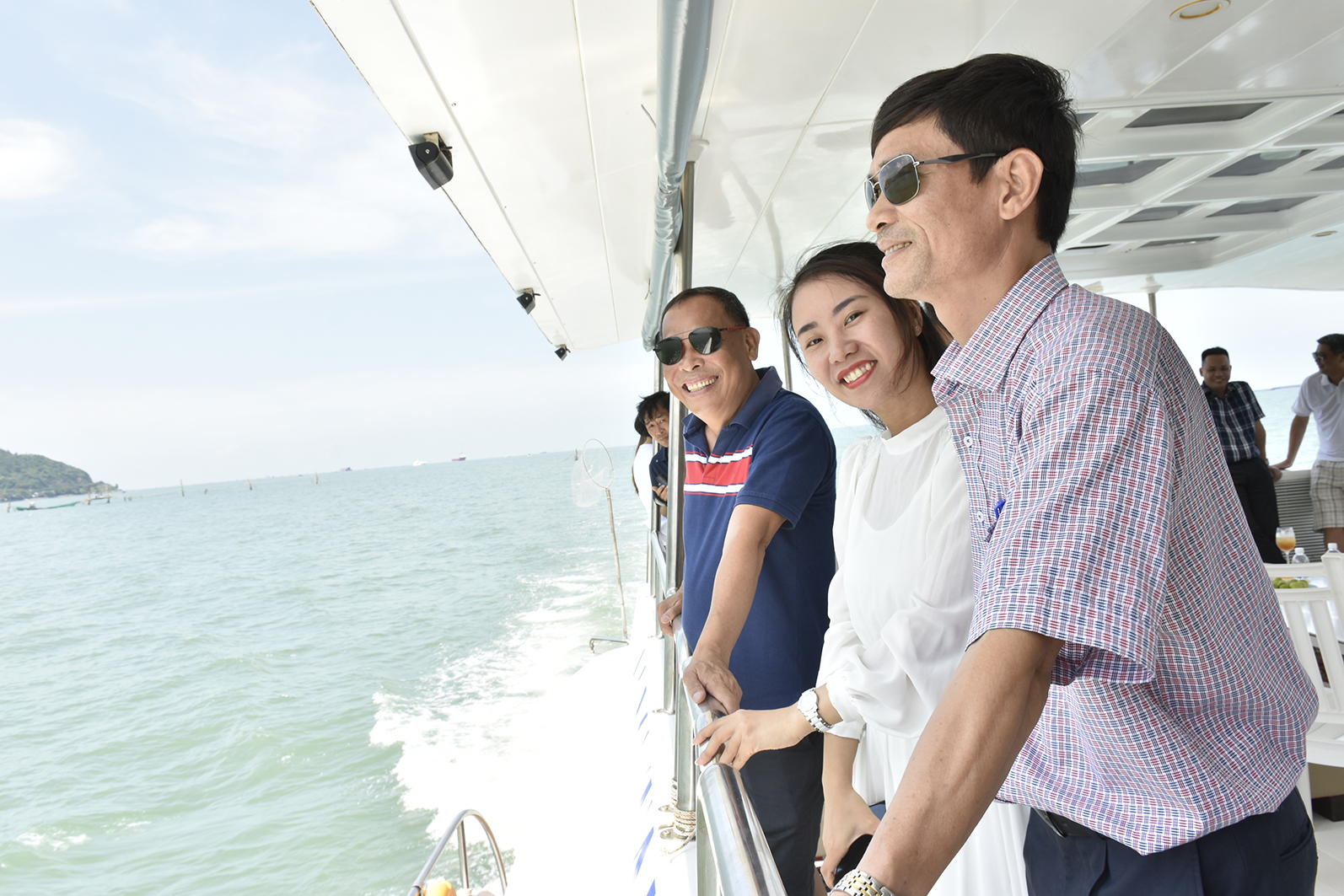 Du khách trải nghiệm ngắm Vũng Tàu từ du thuyền.