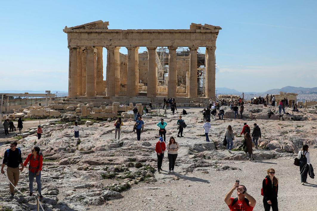 Du khách tham quan đền Parthenon ở Athens, Hy Lạp vào 26/2. (Ảnh: Louiza Vradi/Reuters)