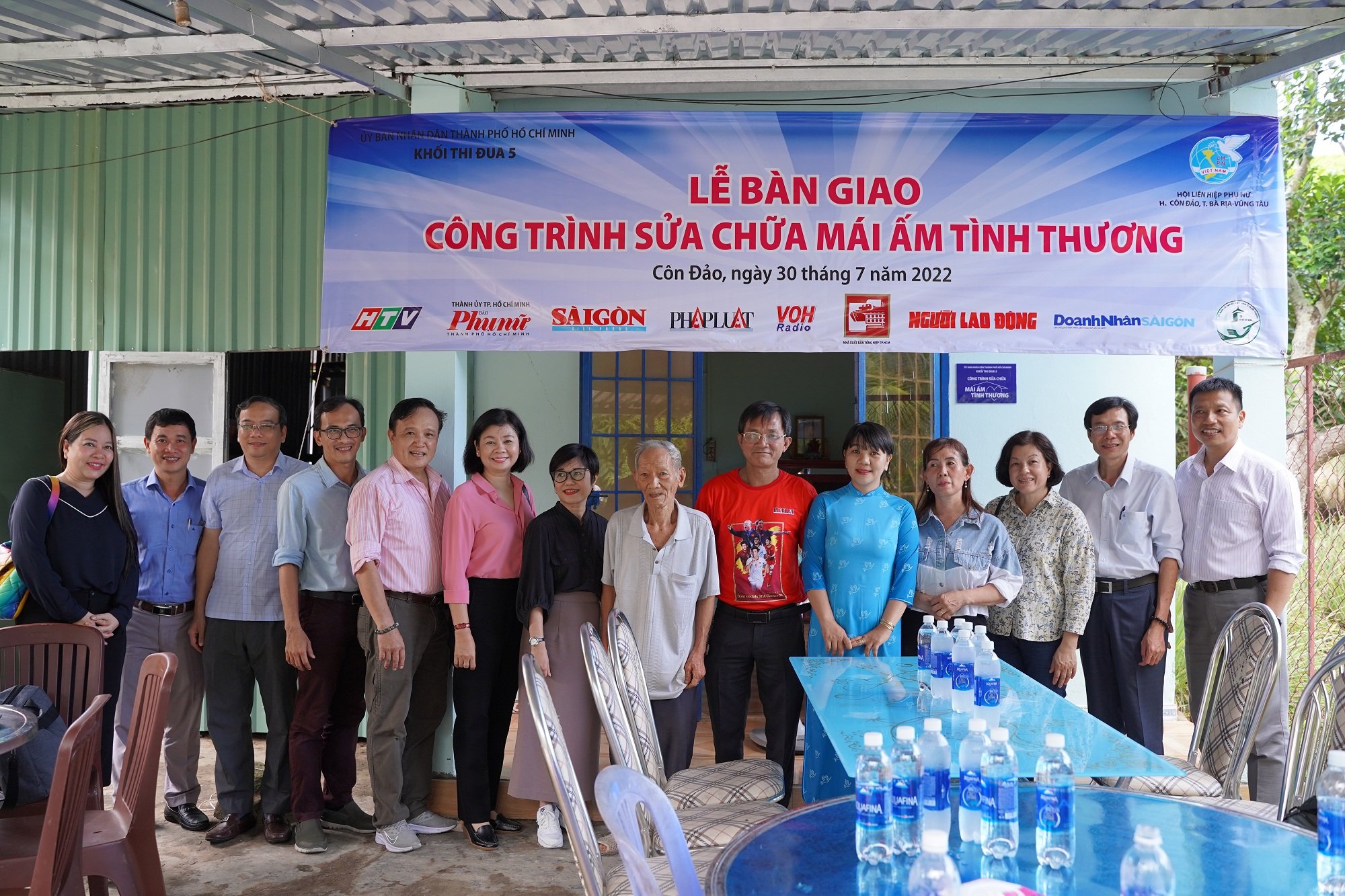 Khối thi đua 5 tổ chức bàn giao công trình sửa chữa mái ấm tình thương cho gia đình chị Nguyễn Thị Thủy, Khu dân cư số 1, huyện Côn Đảo.